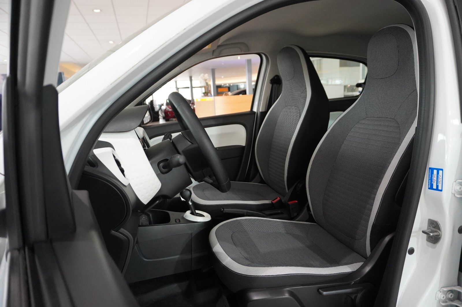 Fahrzeugabbildung Renault Twingo Equilibre Electric 22KWH NAVI/LED/DAB+