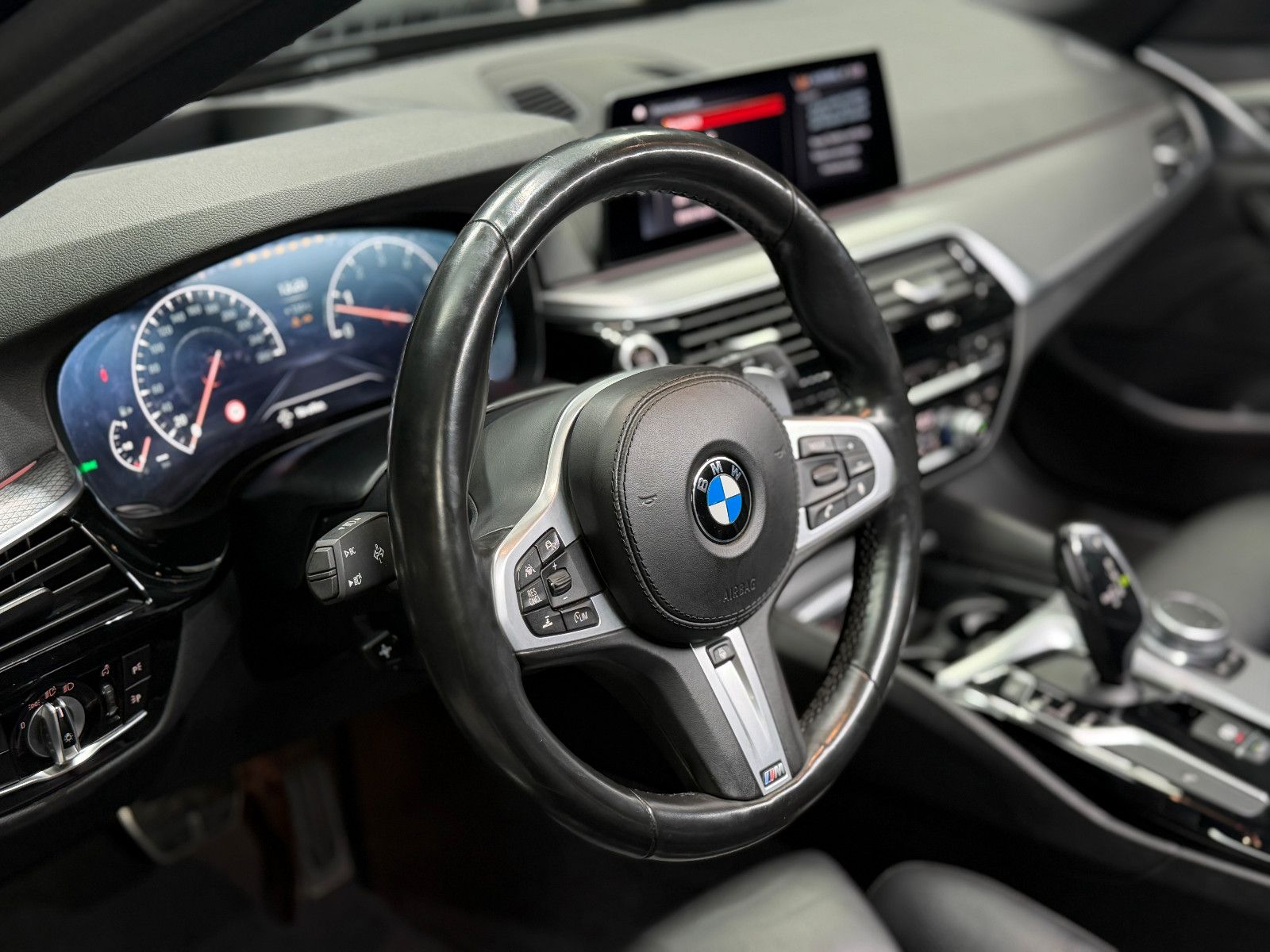 Fahrzeugabbildung BMW 540i Touring xDrive M Sport|HIFI|HuD|PANO|KEYLES