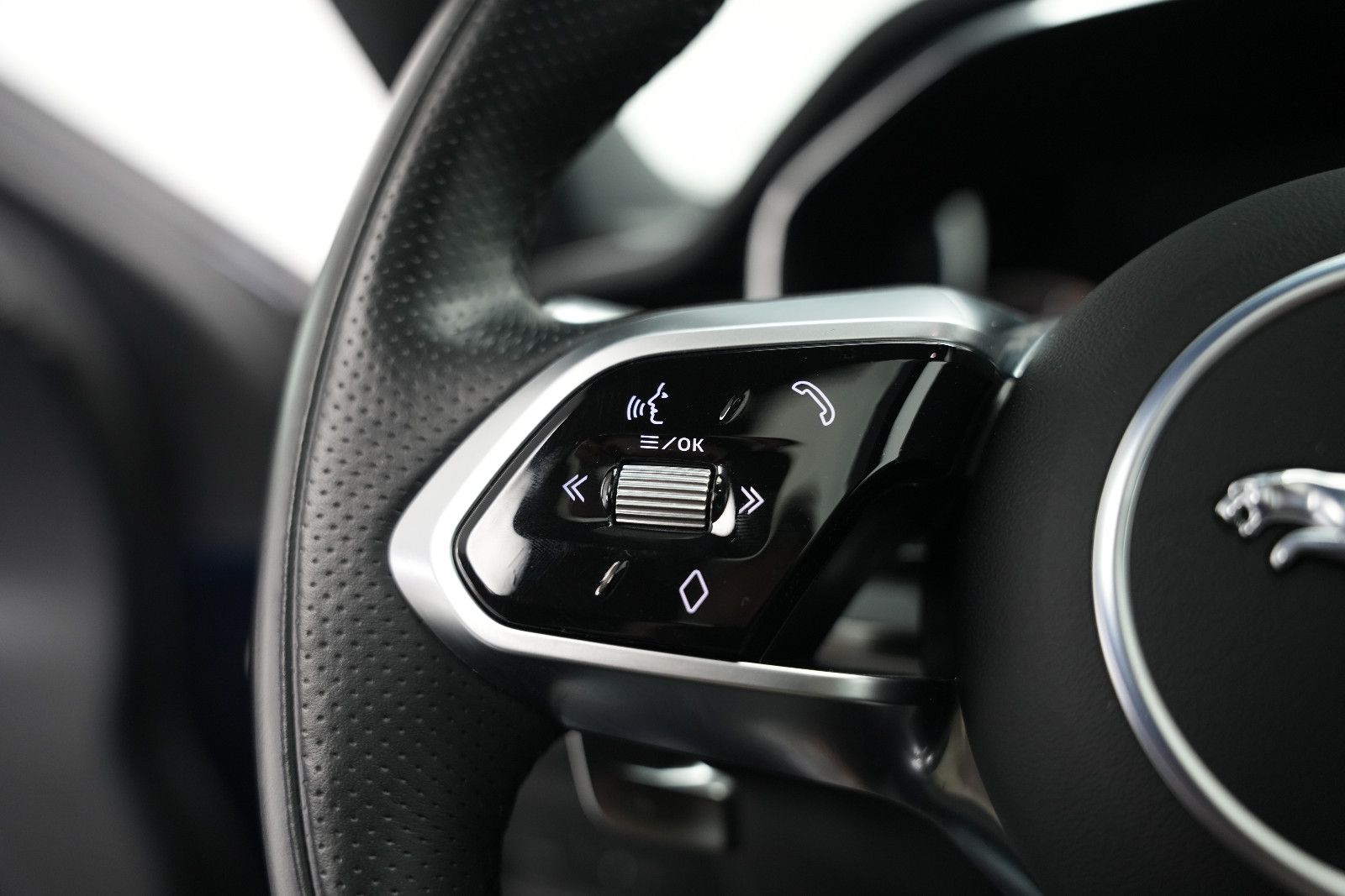 Fahrzeugabbildung Jaguar XF Sportbrake R-Dynamic SE AWD/PANO/KAM/MERIDIAN