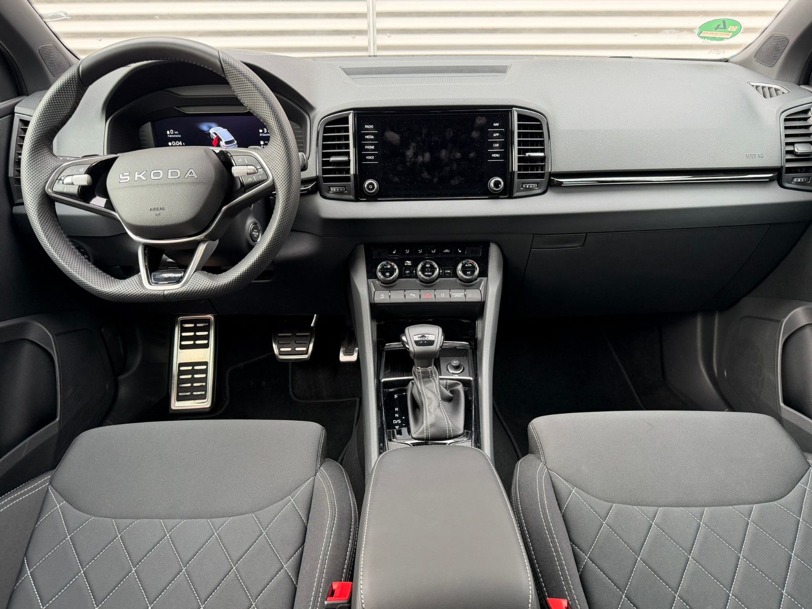 Fahrzeugabbildung SKODA Karoq Sportline 1.5 TSI DSG AHK Navi