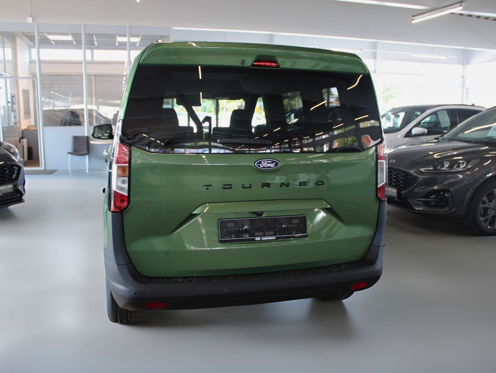 Fahrzeugabbildung Ford Tourneo Courier Titanium Automatik FahrerAssPak