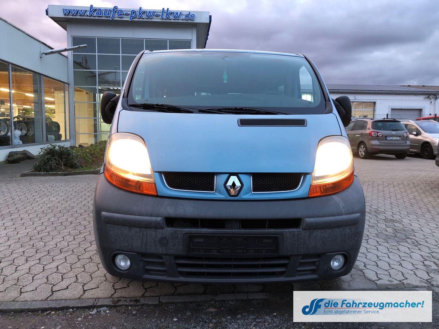 Fahrzeugabbildung Renault Trafic Combi Behindertengerecht Rampe Export TÜV