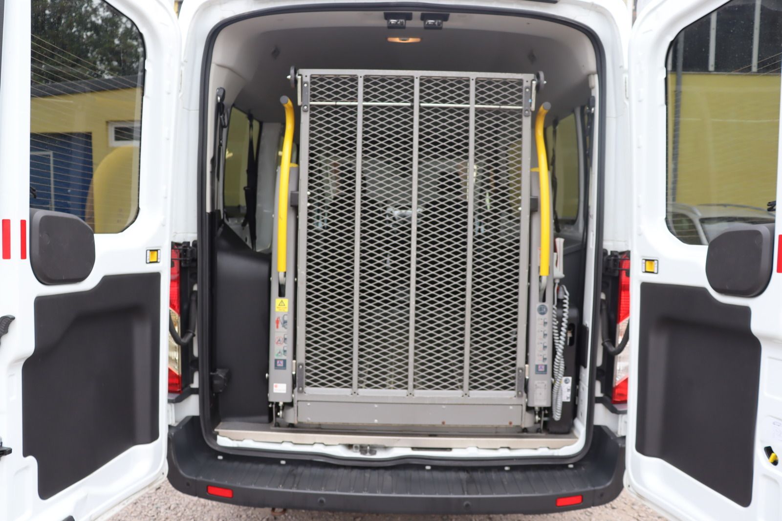 Fahrzeugabbildung Ford Transit 350 L2H2 * Rollstuhlrampe* RFK *