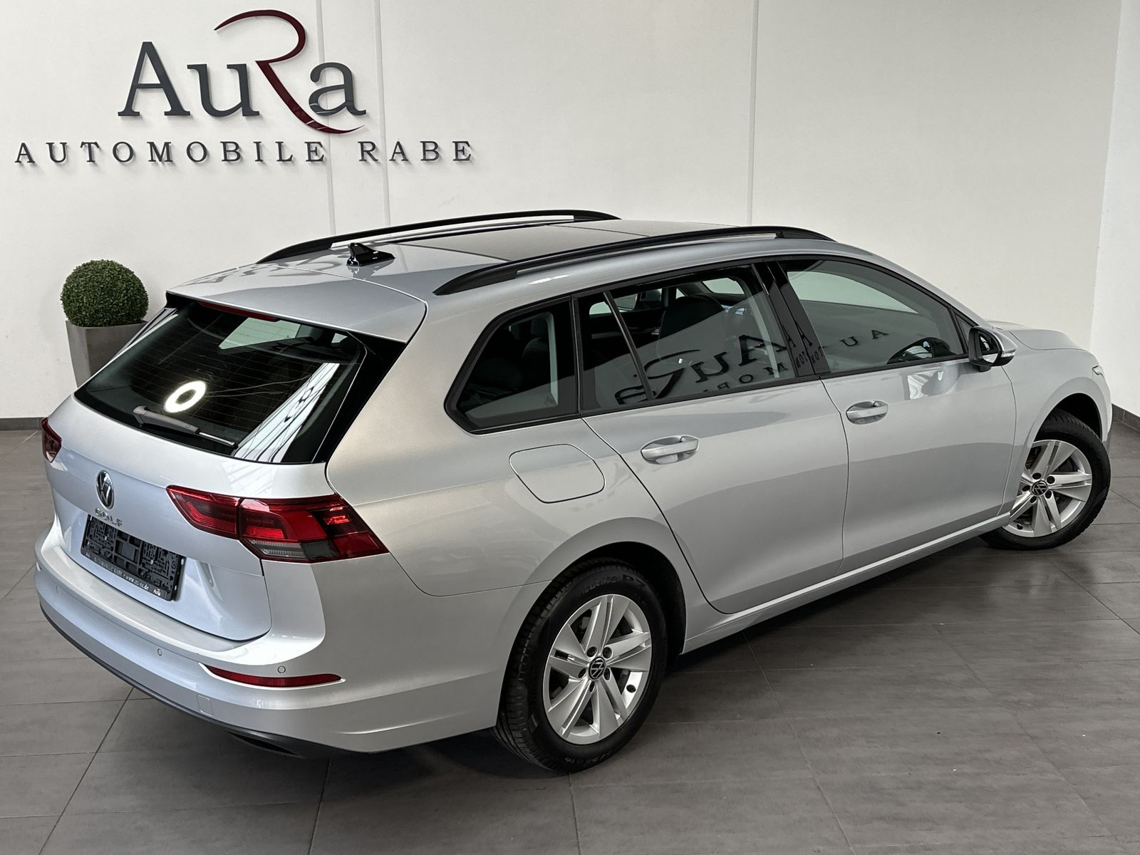 Fahrzeugabbildung Volkswagen Golf Variant 2.0 TDI DSG Life NAV+LED+AHK+PANORA