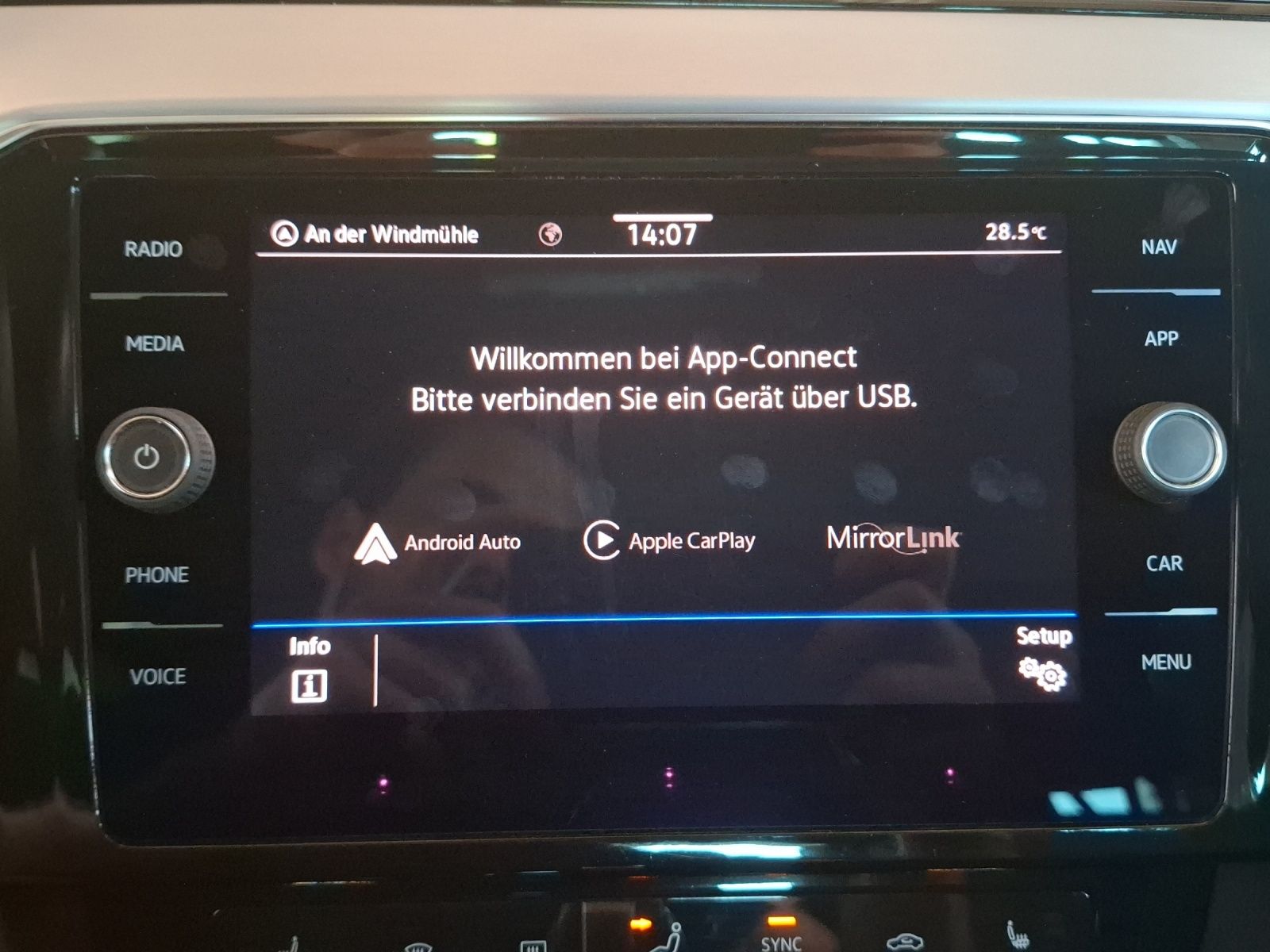 Fahrzeugabbildung Volkswagen Passat Variant TDI Elegance DSG R-Line Matrix AH