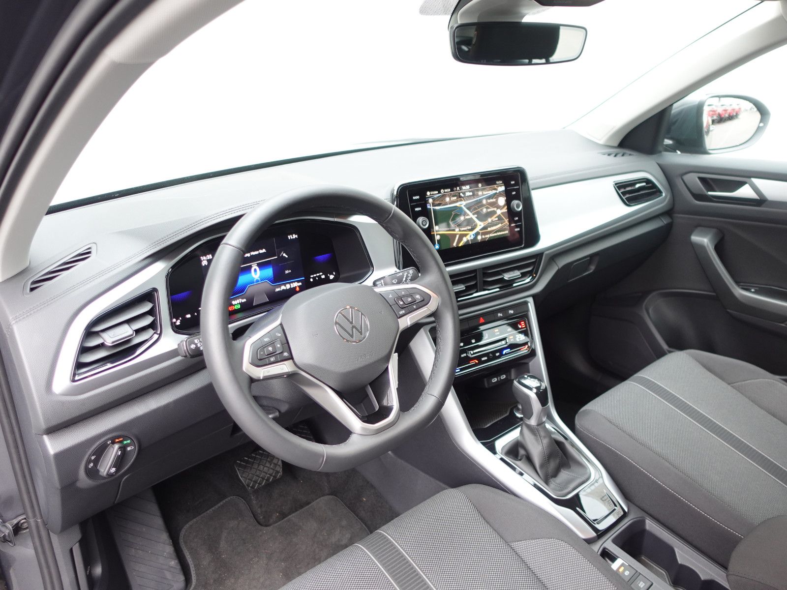 Fahrzeugabbildung Volkswagen T-Roc Life 1.5TSI DSG,Navi,AHK,Allwetter,Sitzhzg