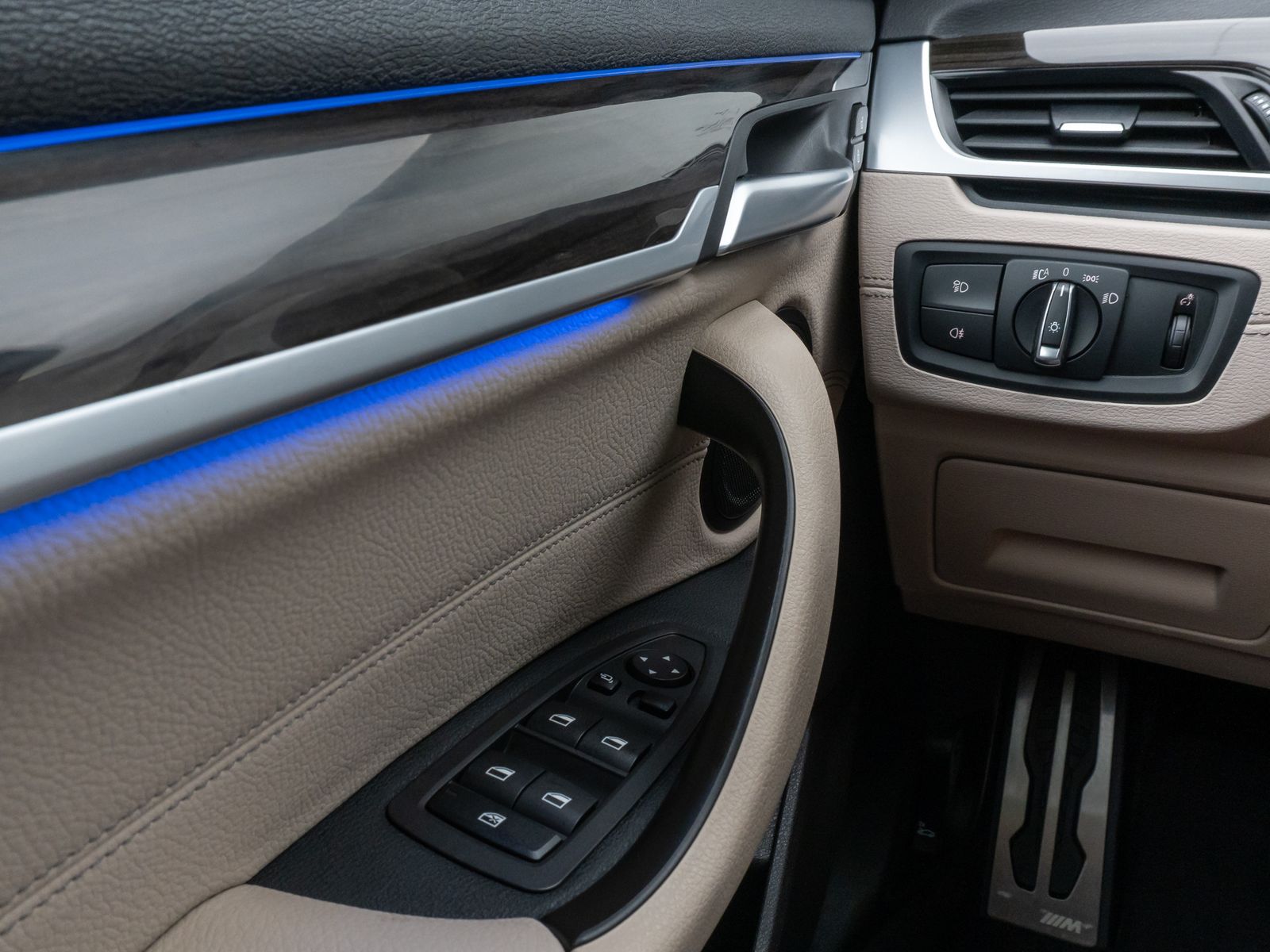 Fahrzeugabbildung BMW X2 xD20d M Sport Panorama Kamera HUD DAB Komfort