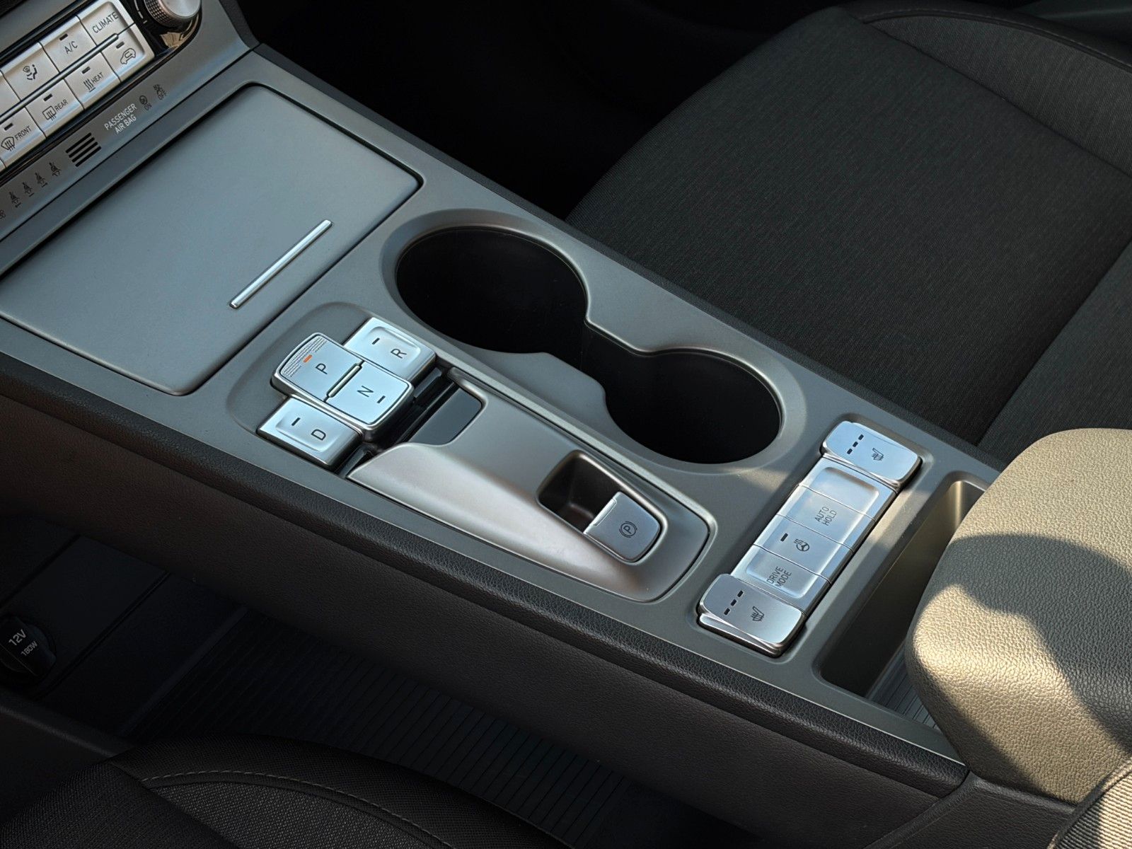 Fahrzeugabbildung Hyundai KONA E Select SHZ LHZ ACC PDC LKA Navi CarPlay