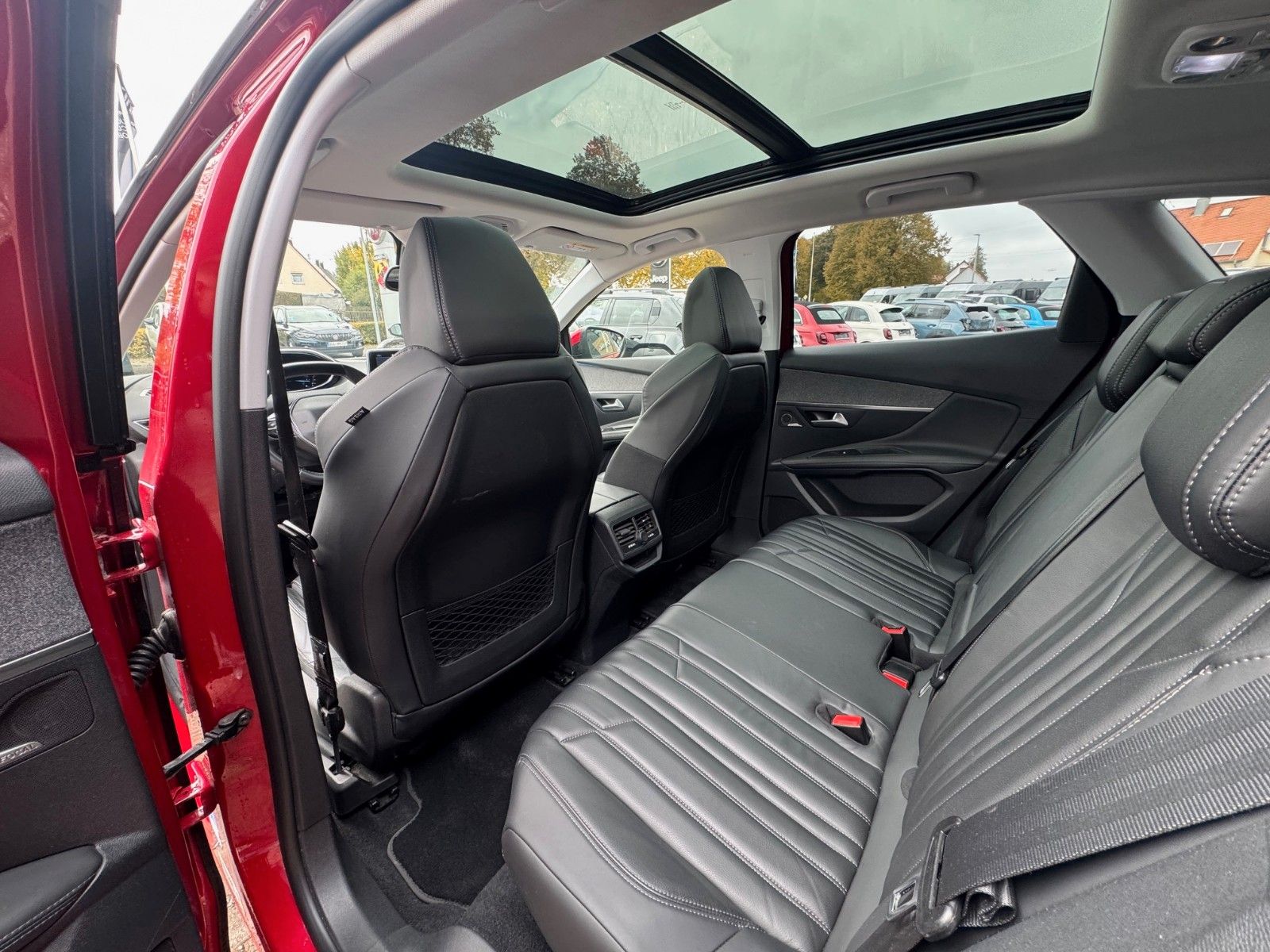 Fahrzeugabbildung Peugeot 3008 Allure 165PS Panorama Navigation Checkheft