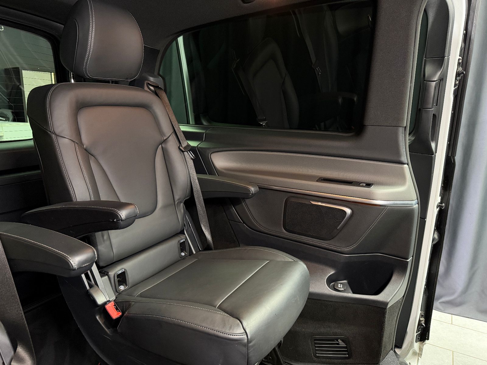 Fahrzeugabbildung Mercedes-Benz V250d NIGHT EDITION 4MATIC lang AMG-LINE|360°|