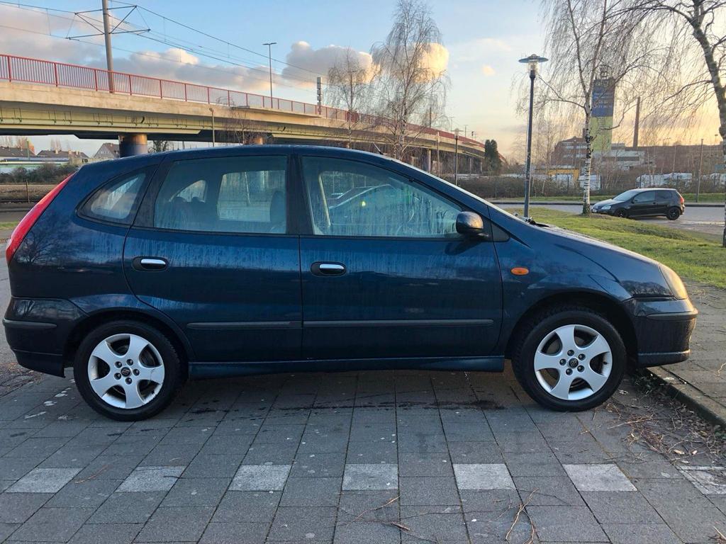 Nissan Almera Tino