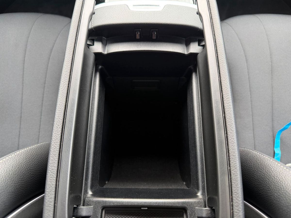 Fahrzeugabbildung Mercedes-Benz EQE 300 Avantgarde+AHK+RFK+Ambiente+HaLenkung