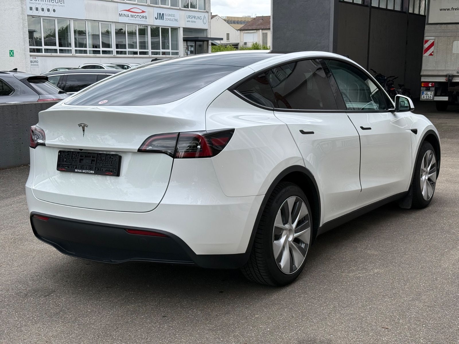 Tesla Model Y Basis RWD AHK Mwst. Garantie Finanz.4,69 foto 4