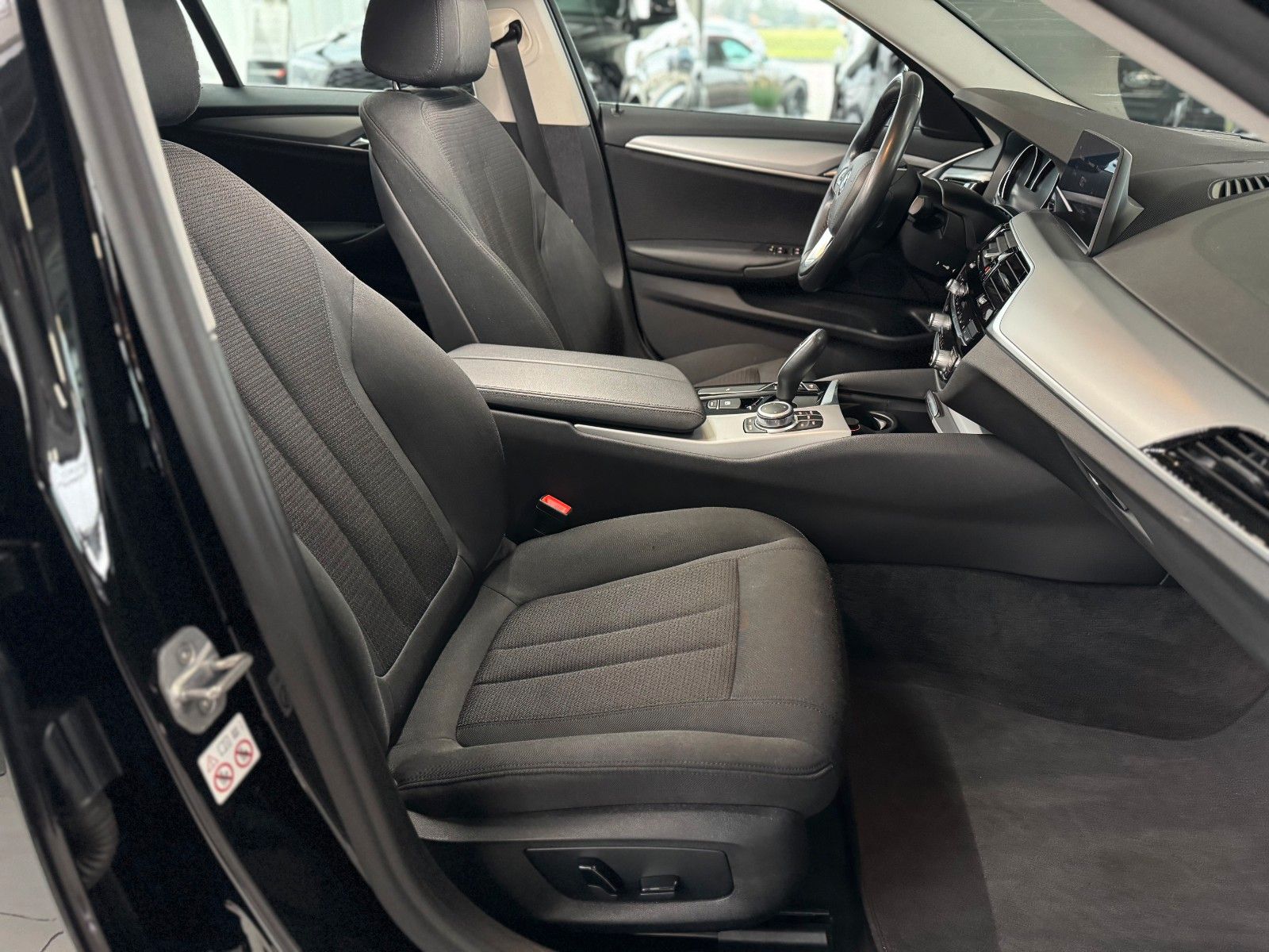 Fahrzeugabbildung BMW 520 d Touring "Business-P. Navi Connected Plus"