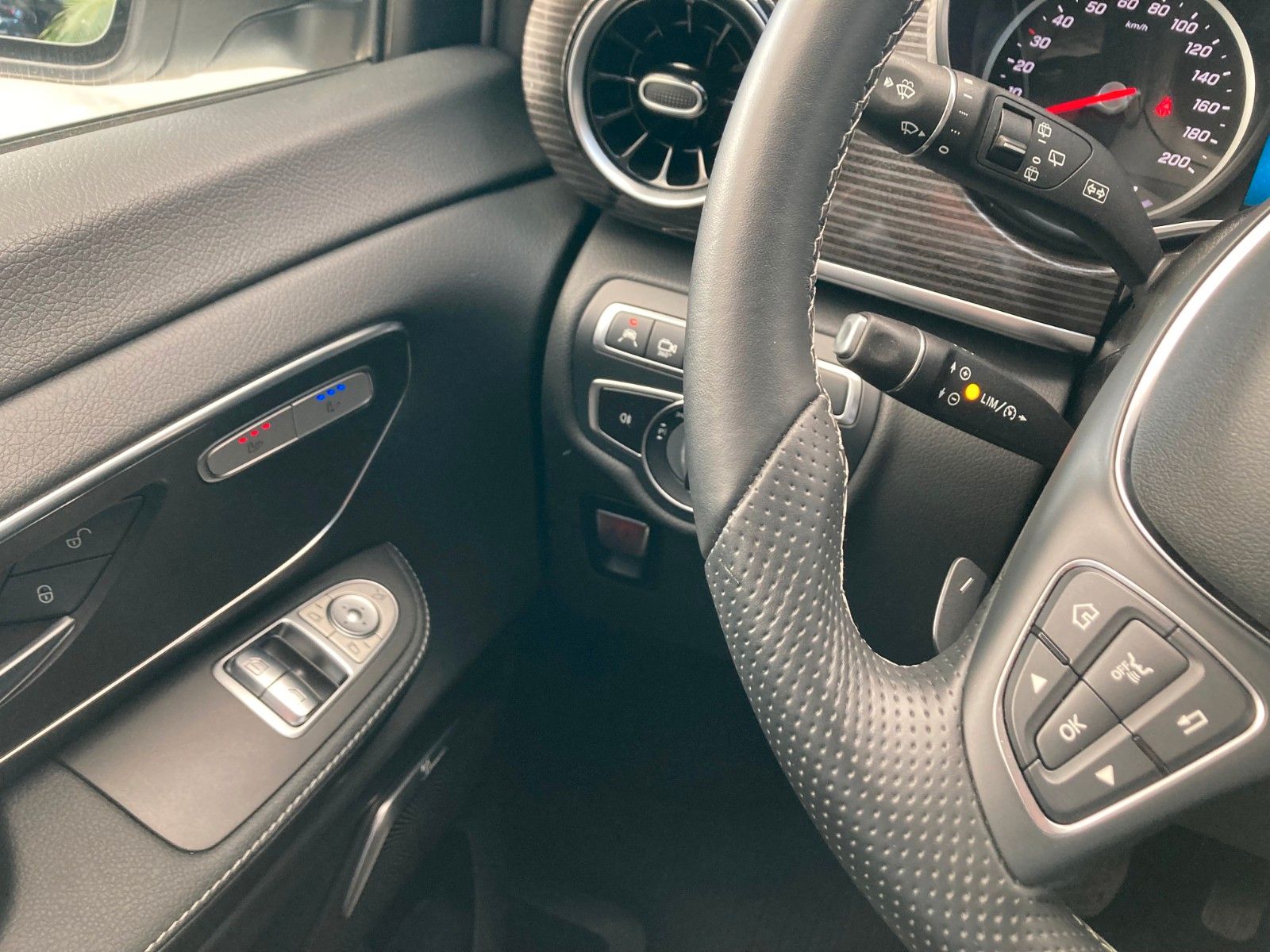Fahrzeugabbildung Mercedes-Benz 300 AVG lang 7 Sitze BURMESTER Sitzbelüftung
