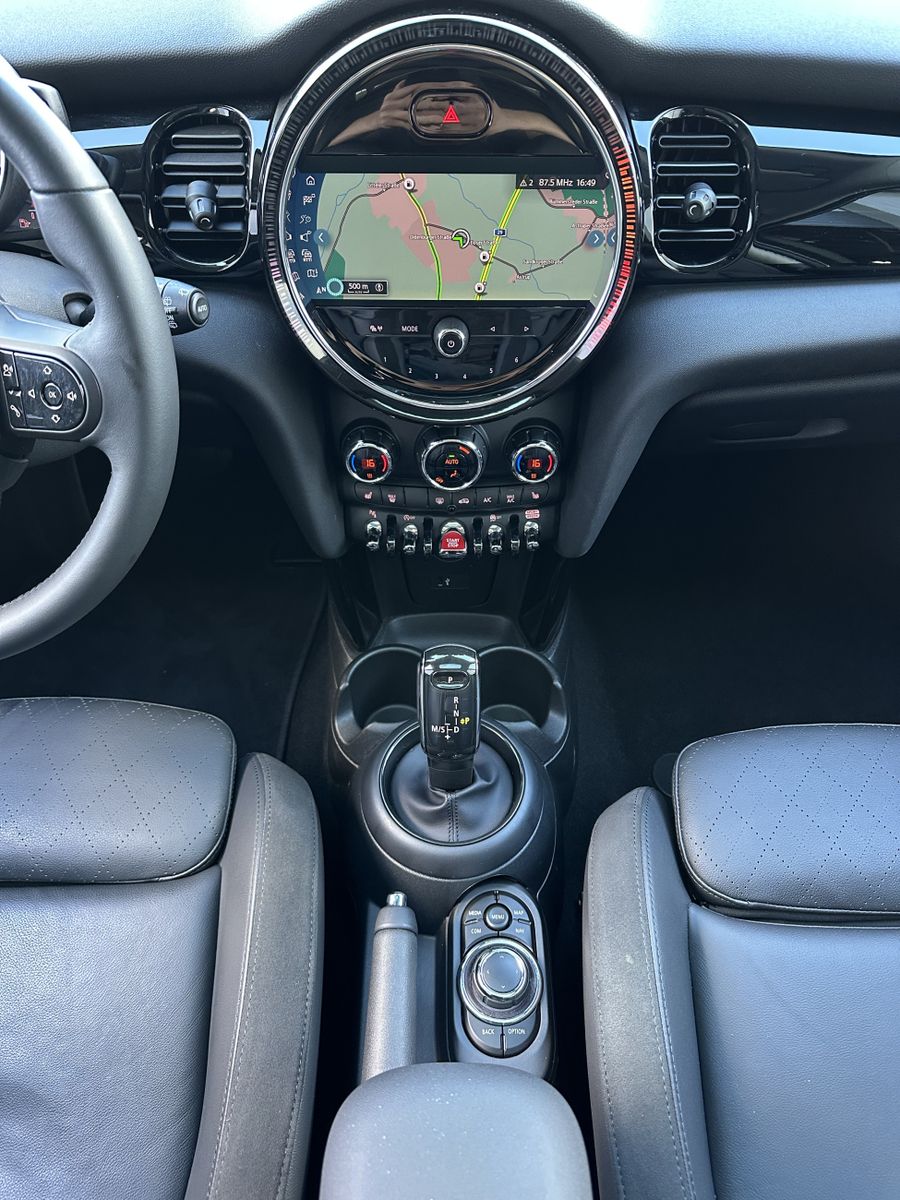 Fahrzeugabbildung MINI Cooper S Sport-Aut. NAV+LED+PANO+PARKASSISTENT