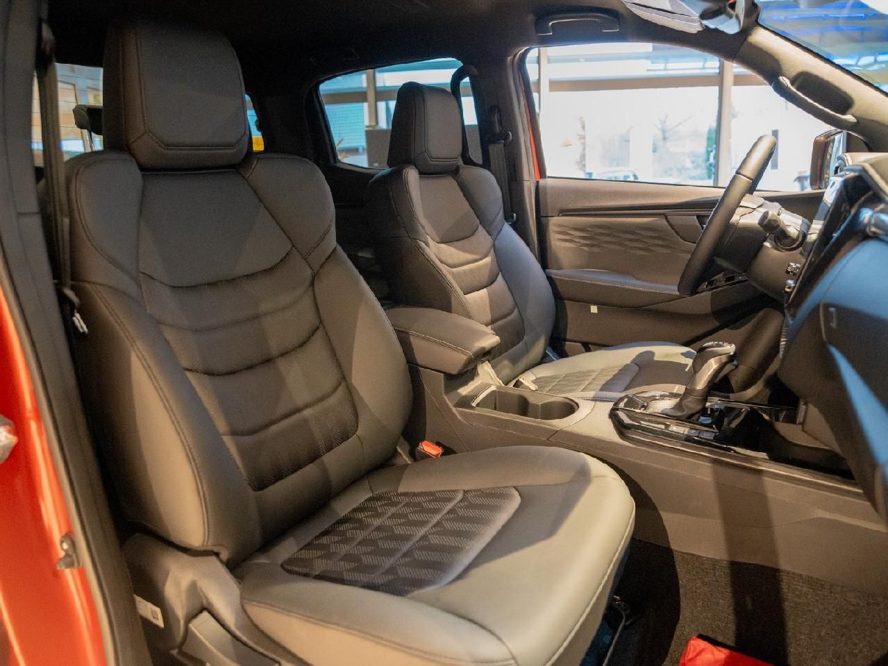 Fahrzeugabbildung Isuzu D-Max Double Cab 4WD V-CROSS - Neues Modell MJ24
