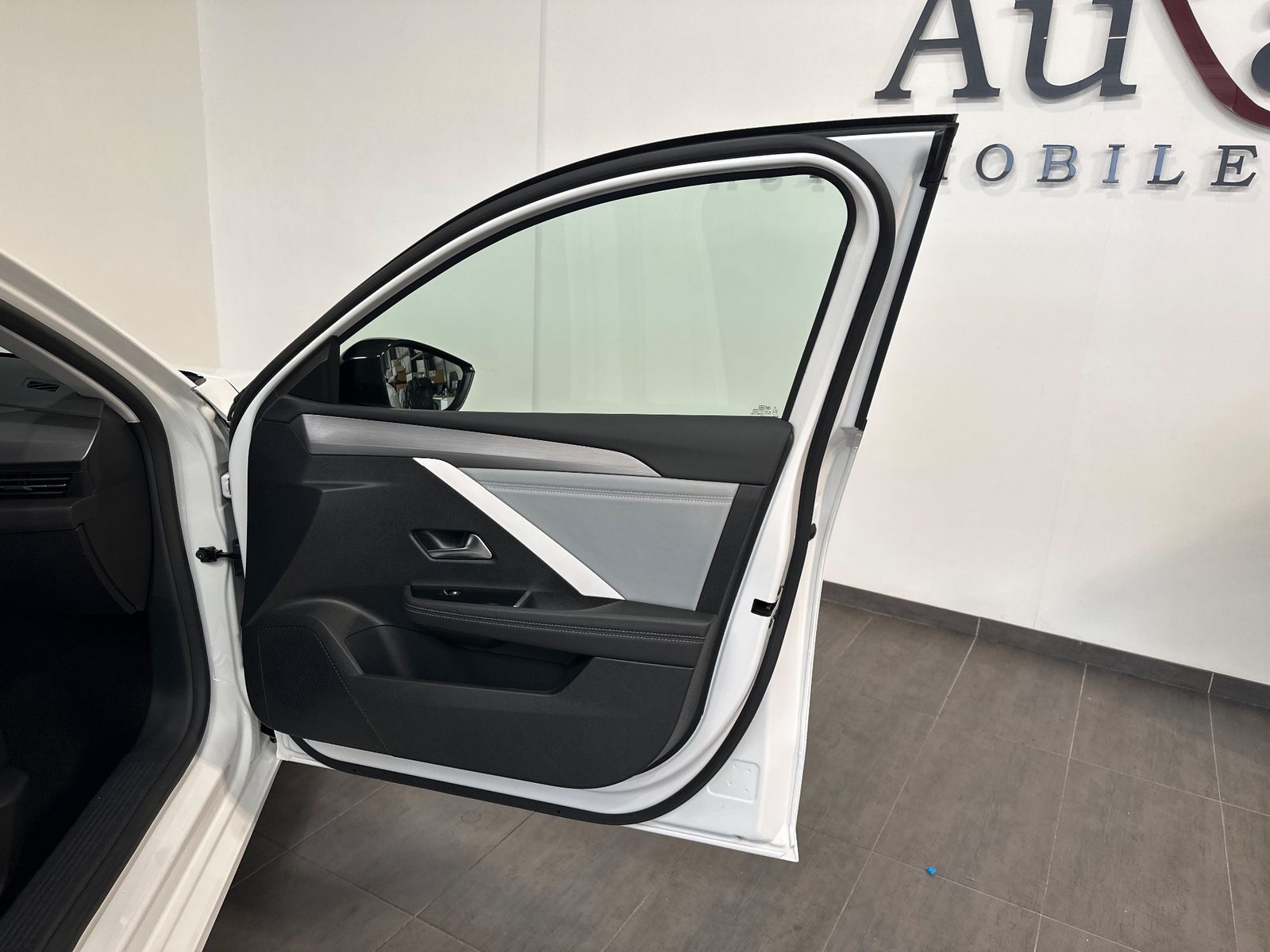 Fahrzeugabbildung Opel Astra SpT 1.5 D Aut. Business Elegance NAV+LED