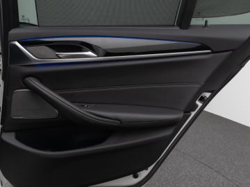 Fahrzeugabbildung BMW 520d SportLine Kamera Panorama HUD H/K AHK LED