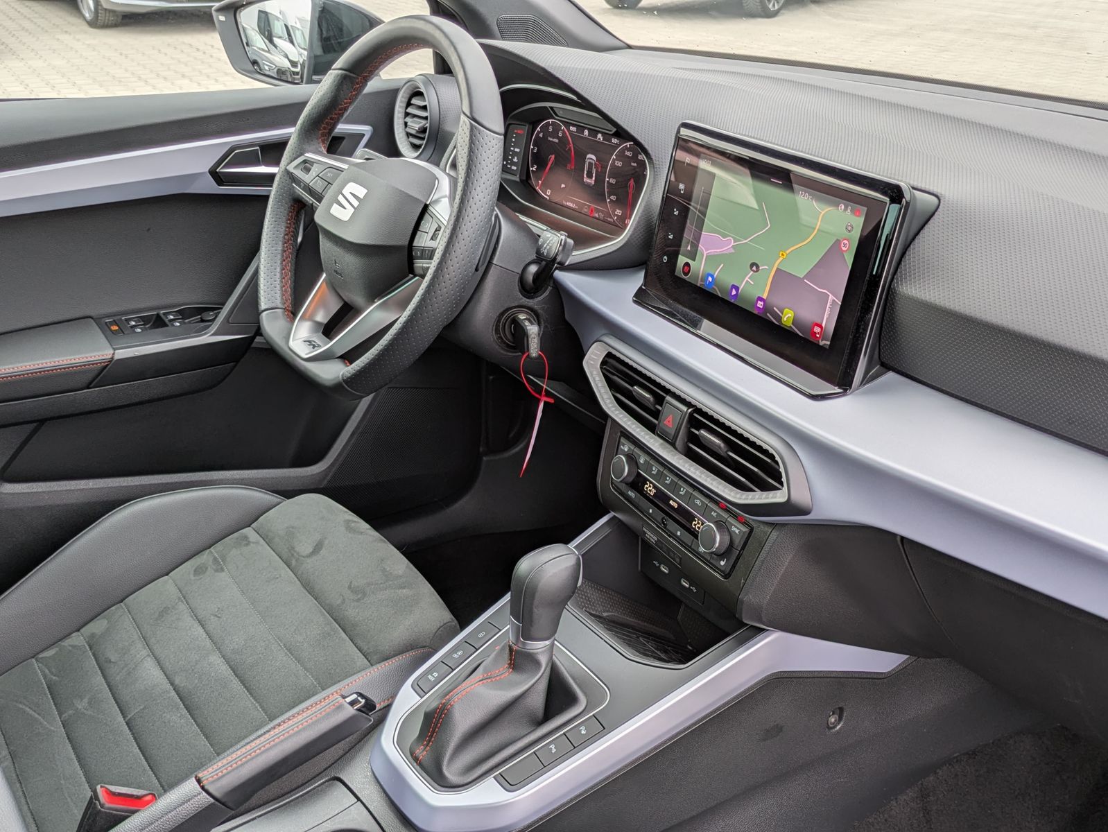 Fahrzeugabbildung SEAT Arona 1.5 TSI FR DSG AHK*ACC*LED*APP*DAB*KAMERA