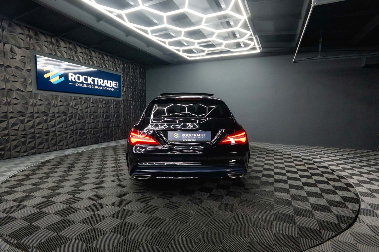 Fahrzeugabbildung Mercedes-Benz CLA 250 Shooting Brake AMG Night-Paket | Pano