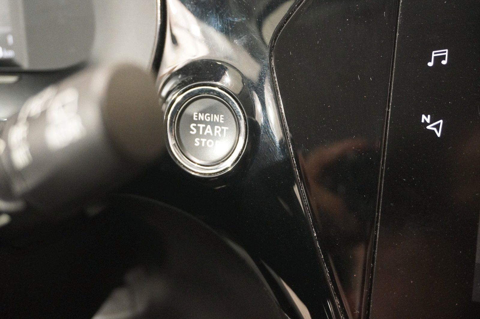 Fahrzeugabbildung Opel Corsa-e F EDITION 7KW NAVI/VIRT/TEMP/DAB/WÄRMEP.