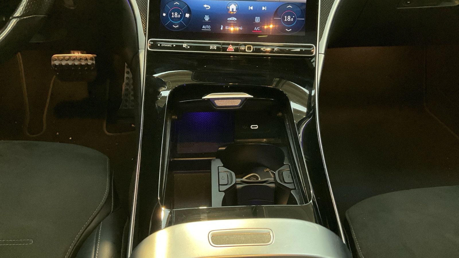 Fahrzeugabbildung Mercedes-Benz C300d Limousine AMG Line Pano ACC Burmester 360°