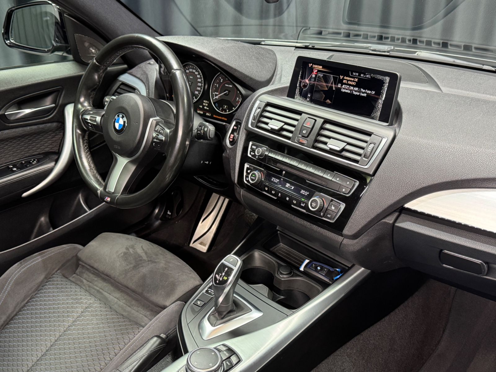 Fahrzeugabbildung BMW M135 i xDrive|AUTOMATIK|H&K|NAVI|KAMERA|