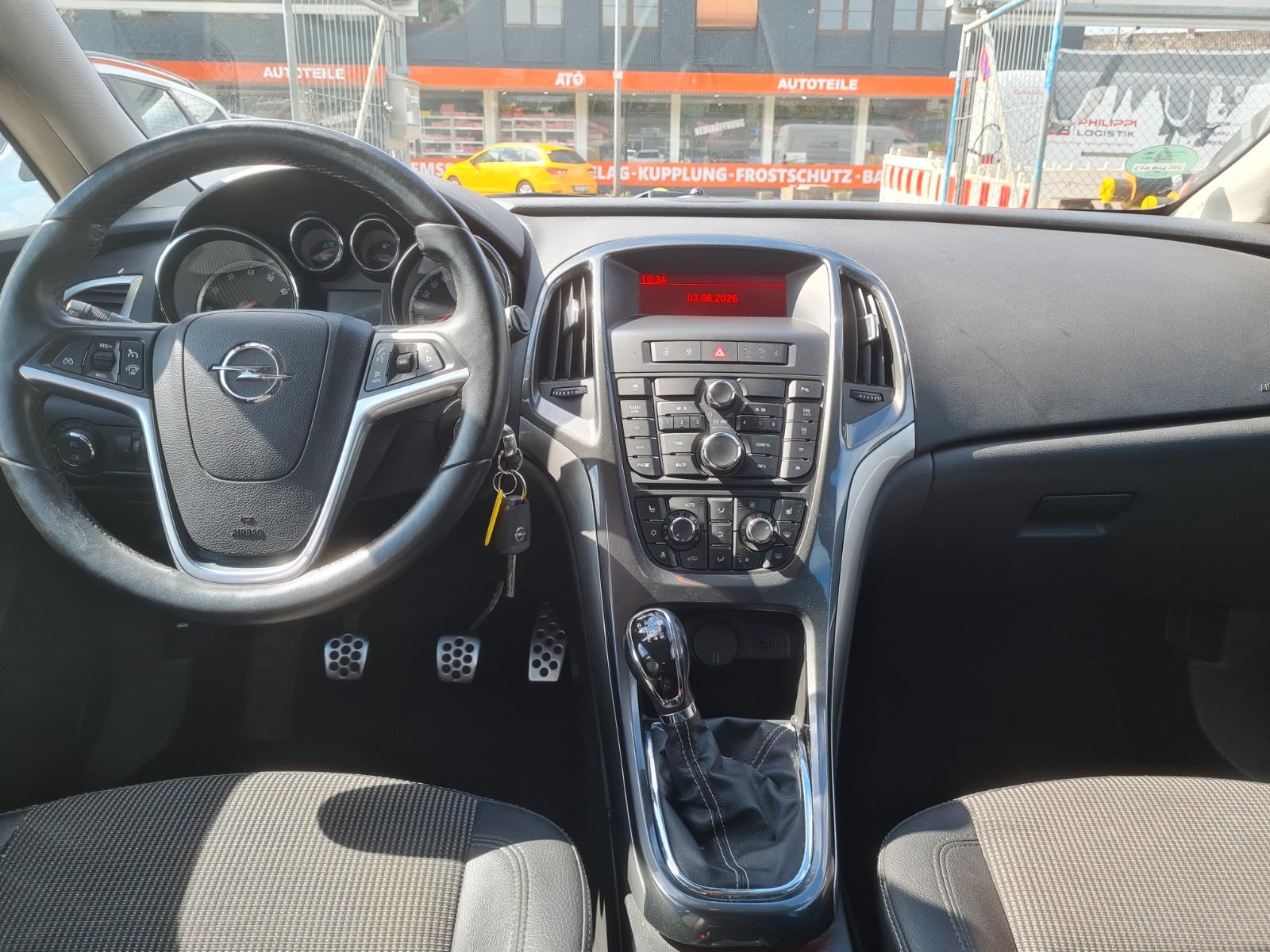 Opel Astra 2012 — photo 11