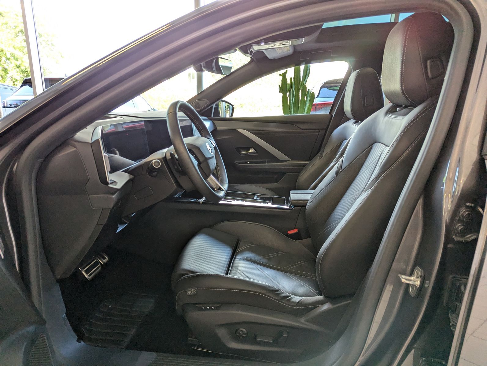 OPEL Astra 1.2 Ultimate Leder-Nappa Sitzlüft AHK Pano - Image 12