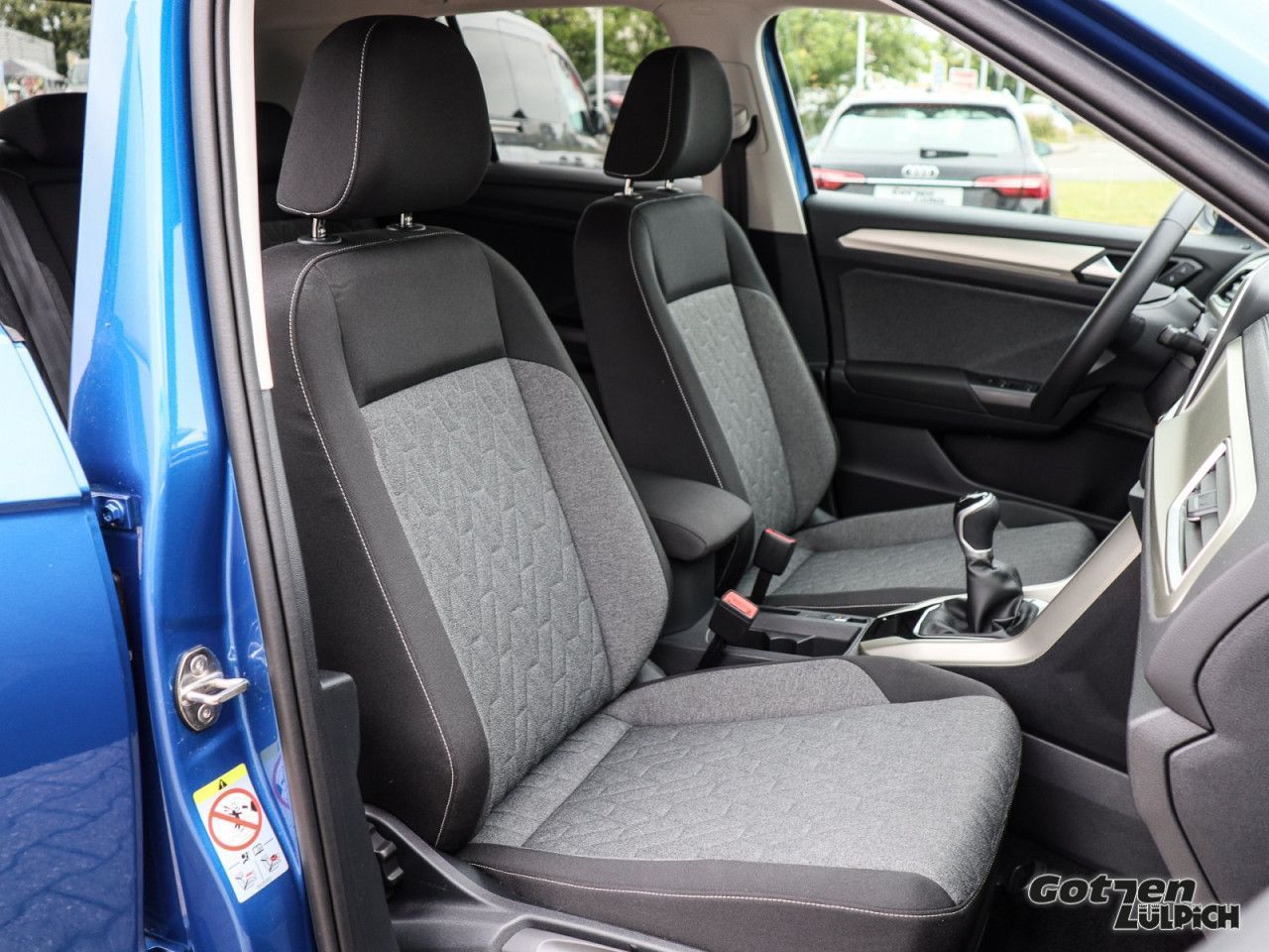Fahrzeugabbildung Volkswagen T-Roc Move 1.5 TSI Navi Rückfahrkamera AHK LED