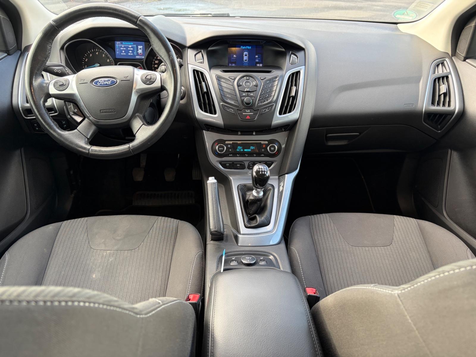 Ford Focus 2014 — photo 12