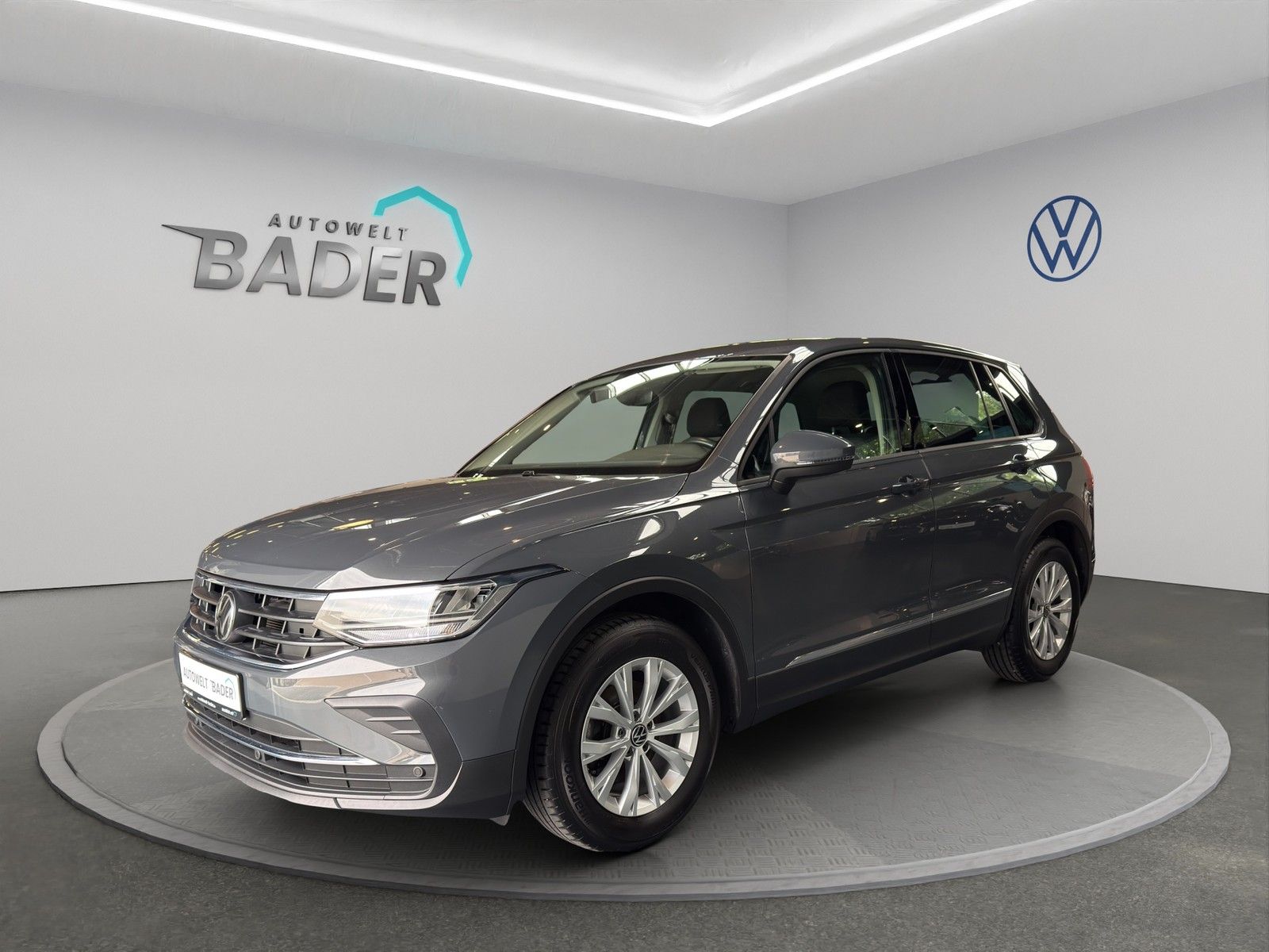Volkswagen Tiguan - 1