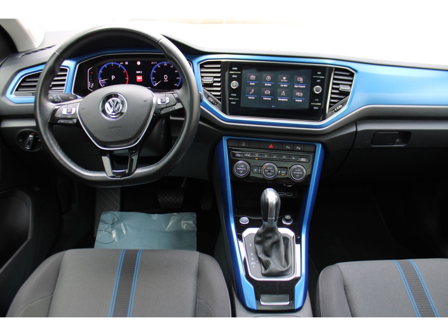 VW T-Roc 1.5 TSI Style 45 DSG ACC LED Pano RFK StHz - Image 12
