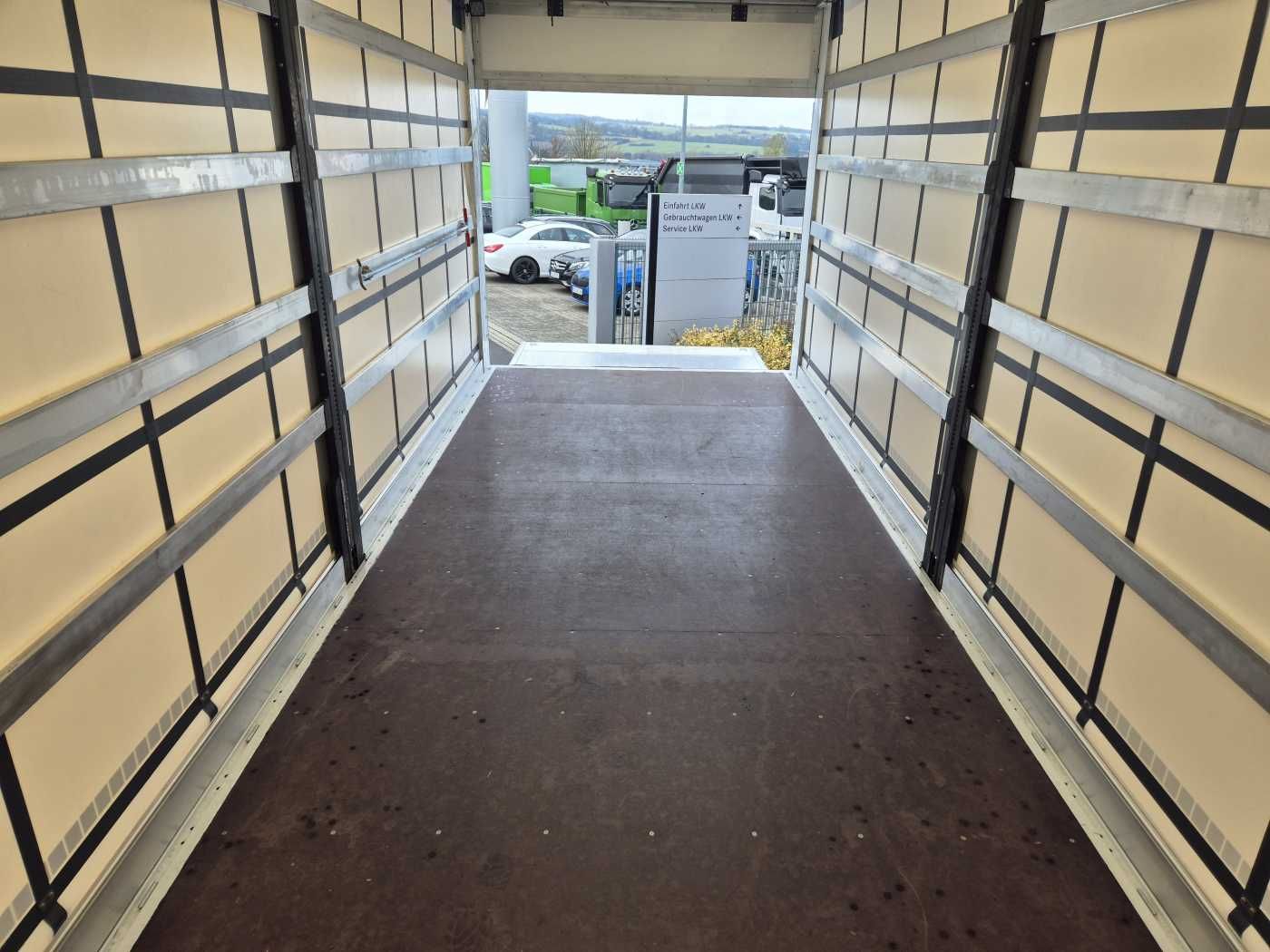 Fahrzeugabbildung Mercedes-Benz Atego 1527 L L-Haus LBW Palfinger 1.500kg 2 Bett