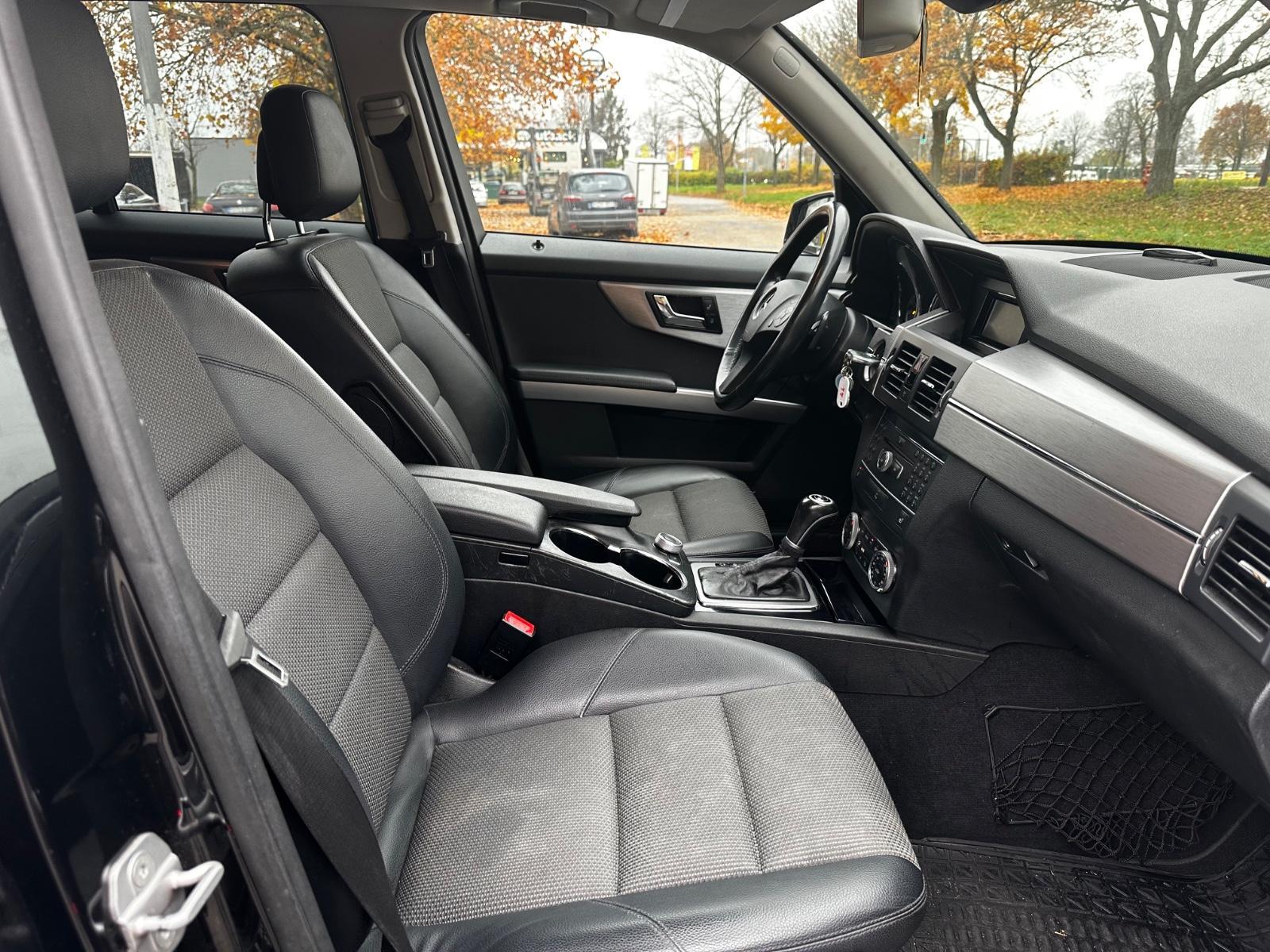 Mercedes-Benz GLK350 2010 — photo 12