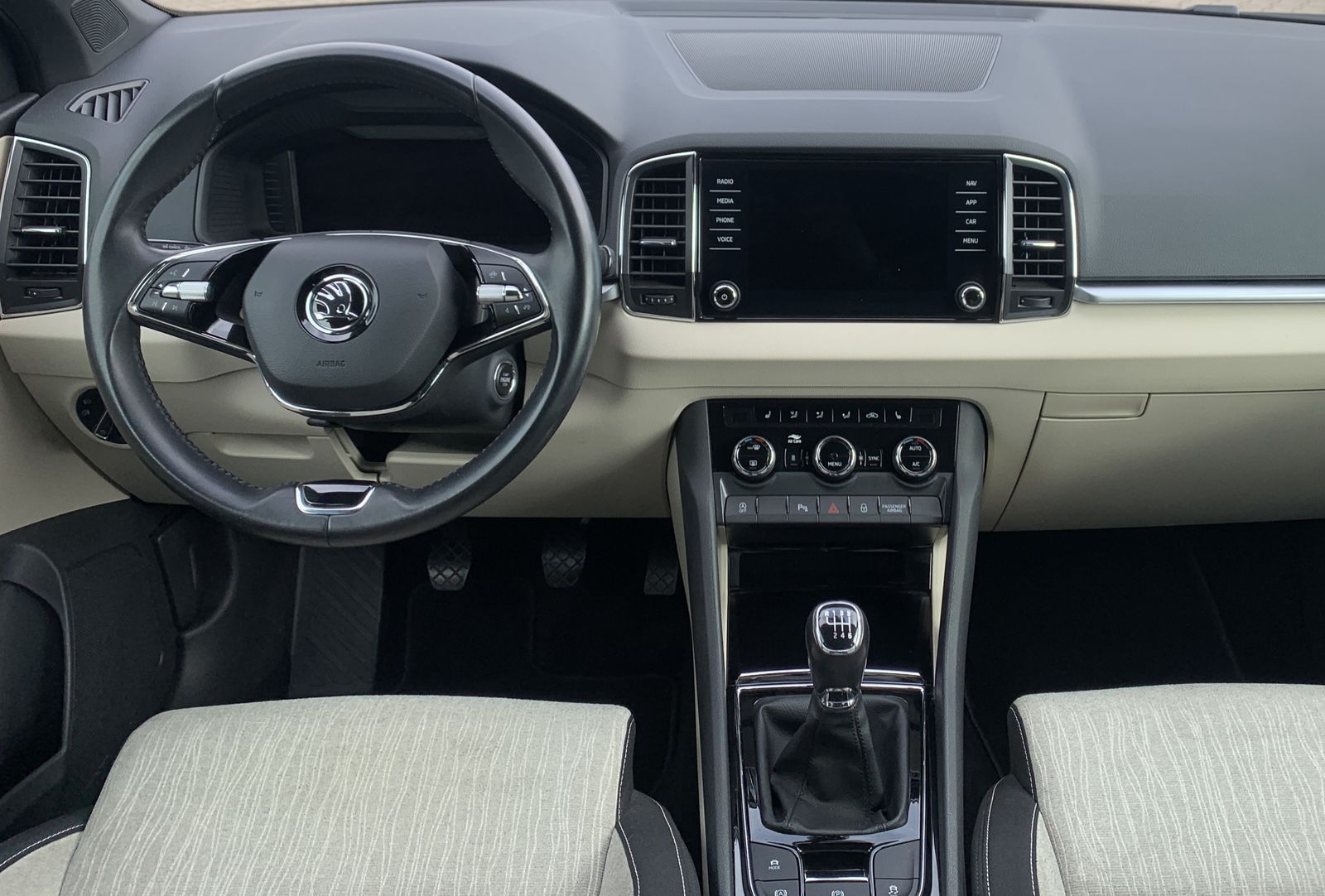 Fahrzeugabbildung SKODA Karoq 2.0 TDI*Style*LED*Navi*Pano*STHZ*CANTON*