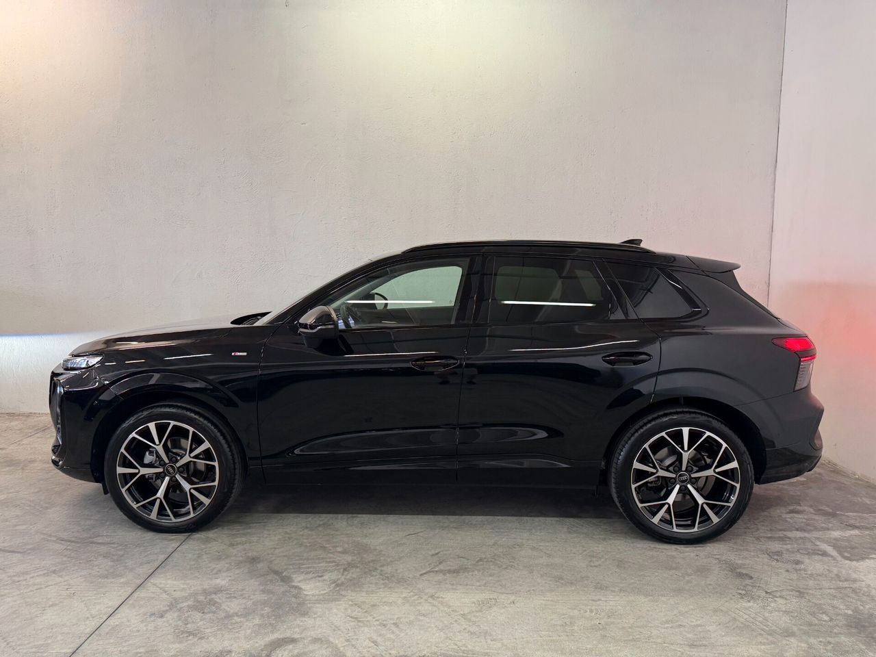 Audi Q3 1.5 Tfsi mhev S line Edition 150cv S-Tro imagem 2