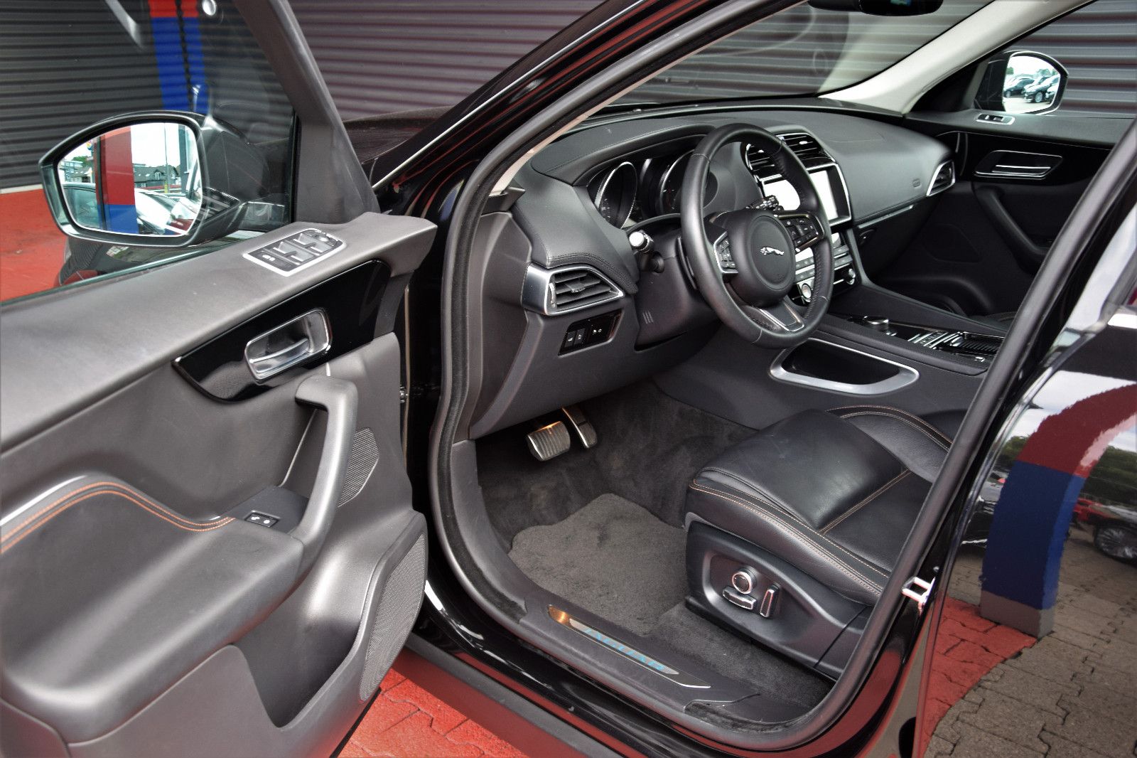 Fahrzeugabbildung Jaguar F-PACE Prestige Leder Navi Kamera ACC Xenon