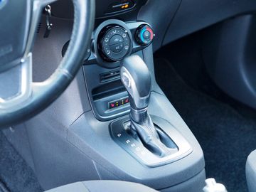 Bild 12 Ford Fiesta 1,0 Automatik Sitz-/Frontscheibenheizung