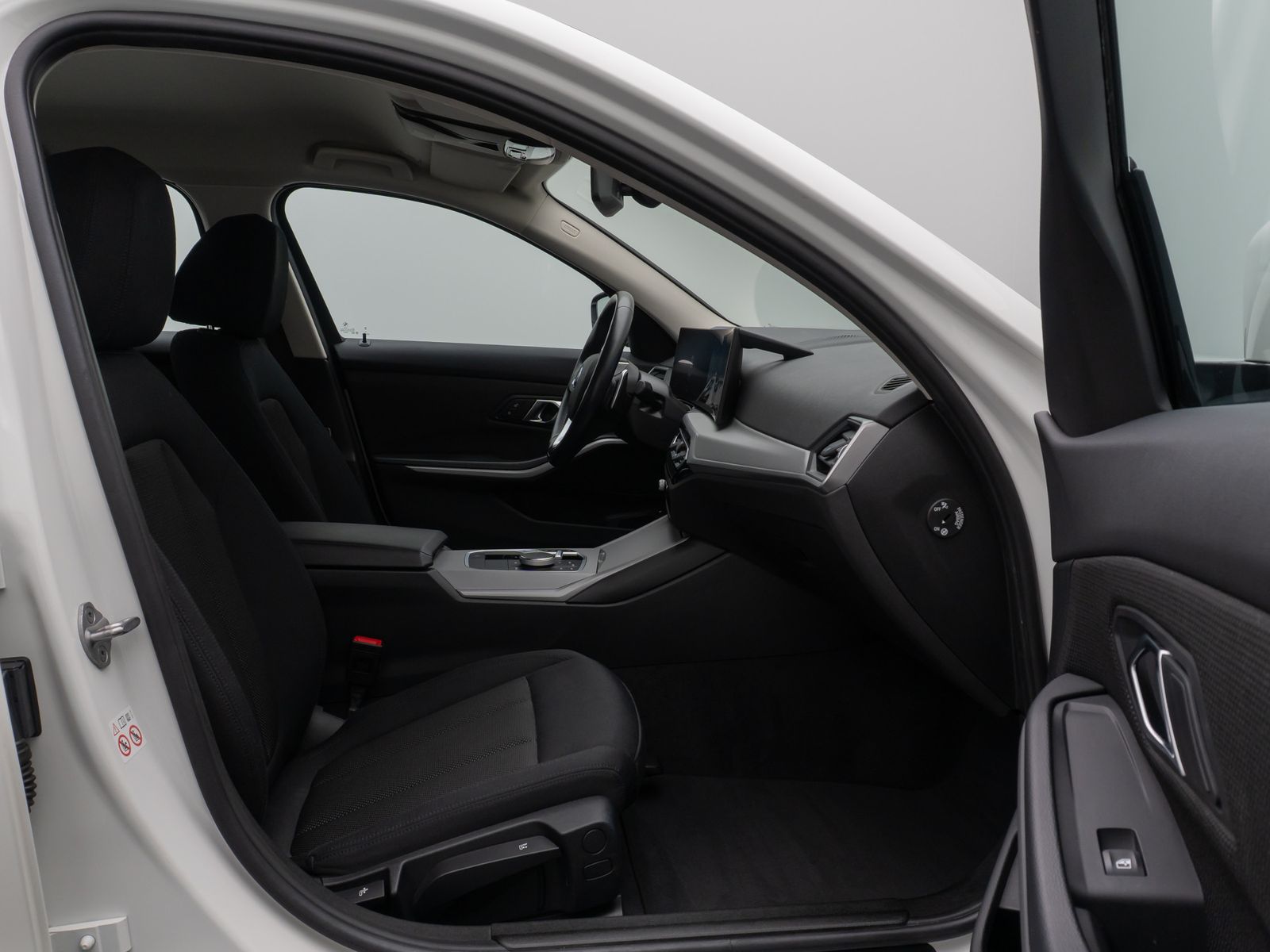 Fahrzeugabbildung BMW 330e GeschwindigReg PDC CockpitPlus DAB Sport