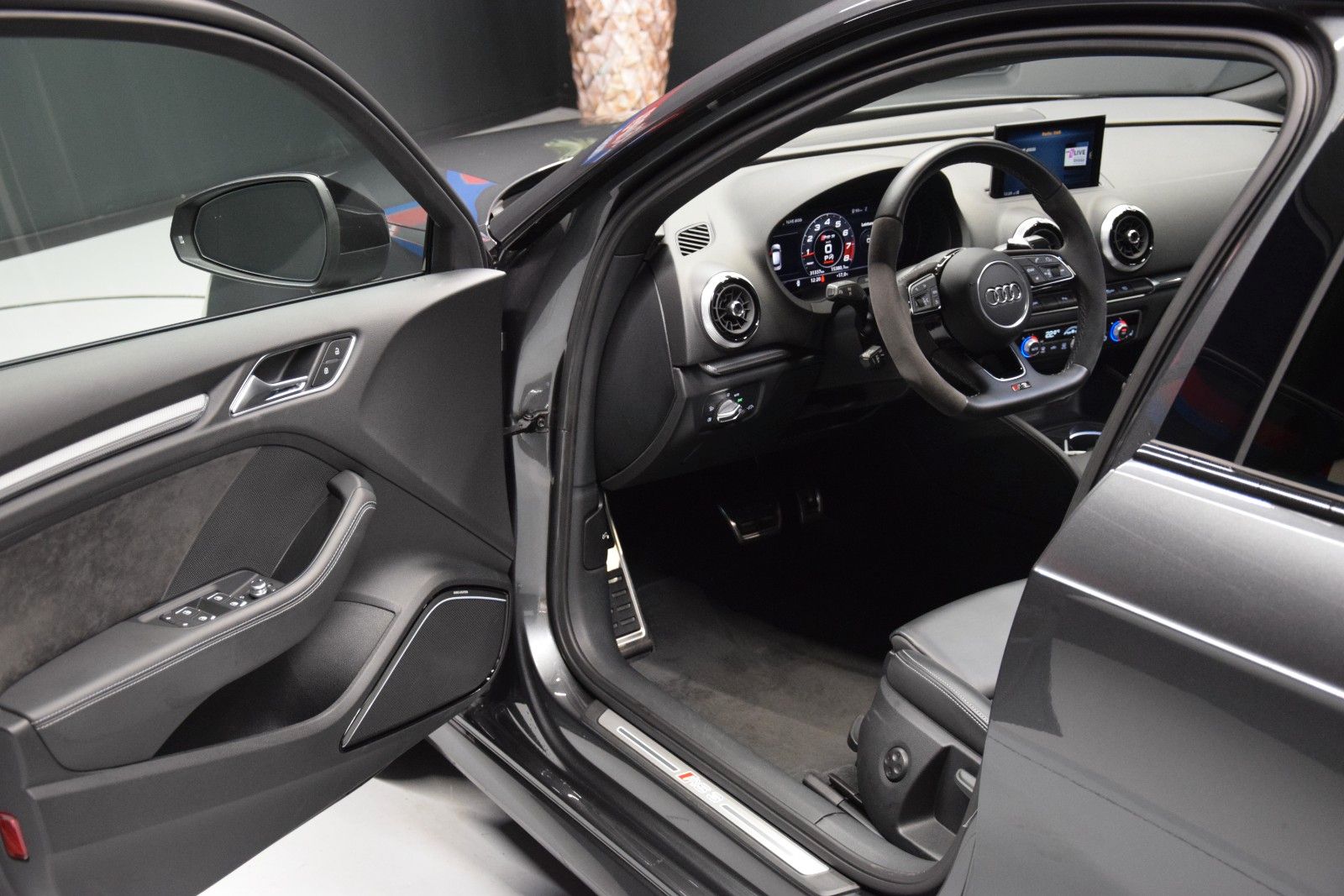 Fahrzeugabbildung Audi RS3 Sportback 2.5 TF quattro Pano B&O Schale ACC