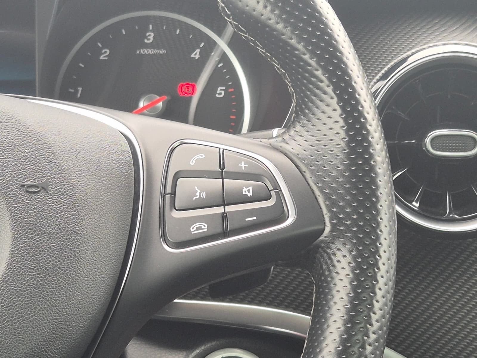 Fahrzeugabbildung Mercedes-Benz V 300 d 4MATIC lang AMG PANO*Mittelkonsole*AHK