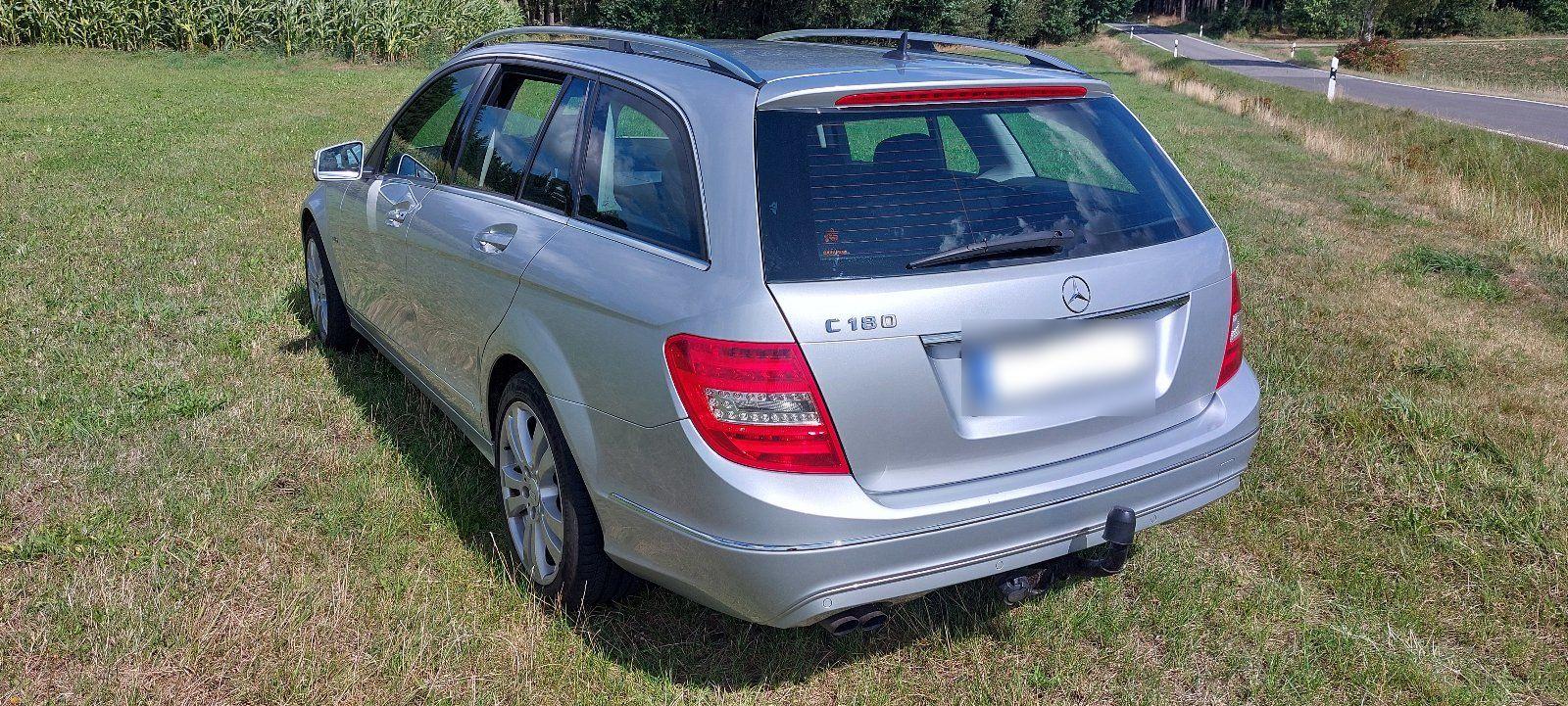 Mercedes-Benz C180 2011 — interior
