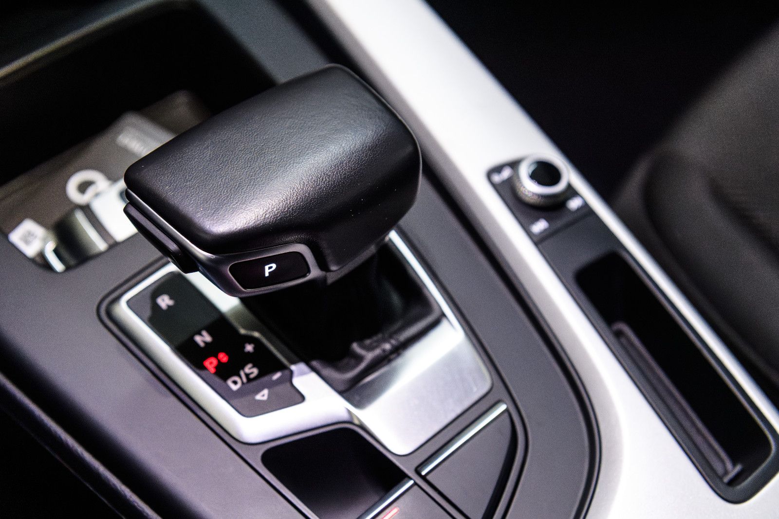 Fahrzeugabbildung Audi A4 35 TFSI S tronic advanced Avant LED/SZH/NAVI