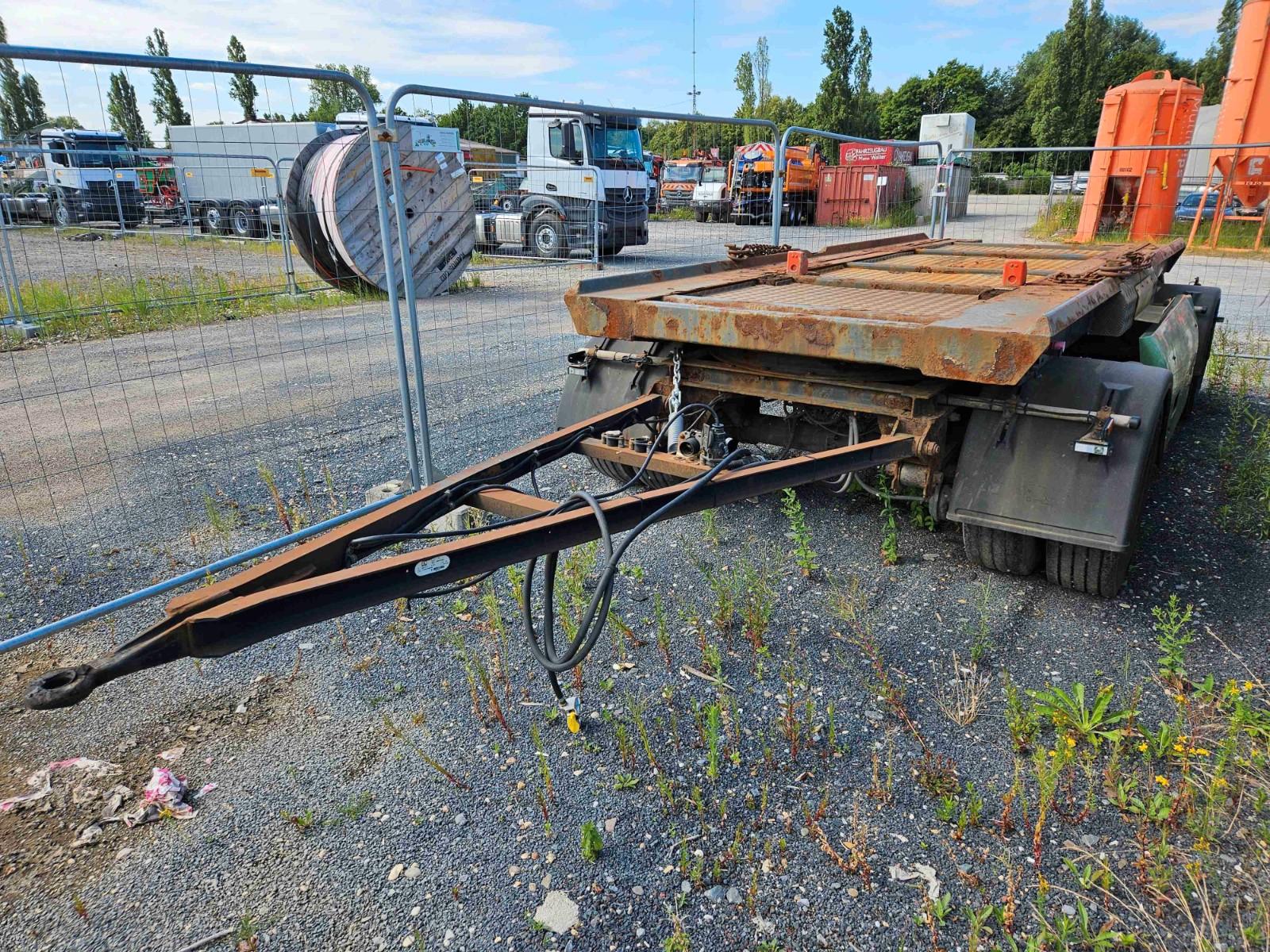 Andere Junge Containeranhänger