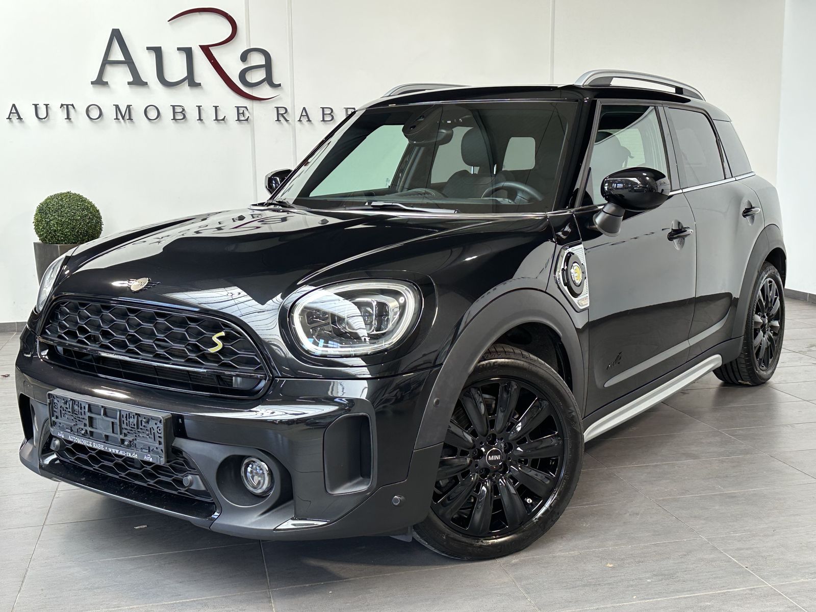 Fahrzeugabbildung MINI Cooper SE Countryman ALL4 NAV+LED+HUD+PANO+KAM