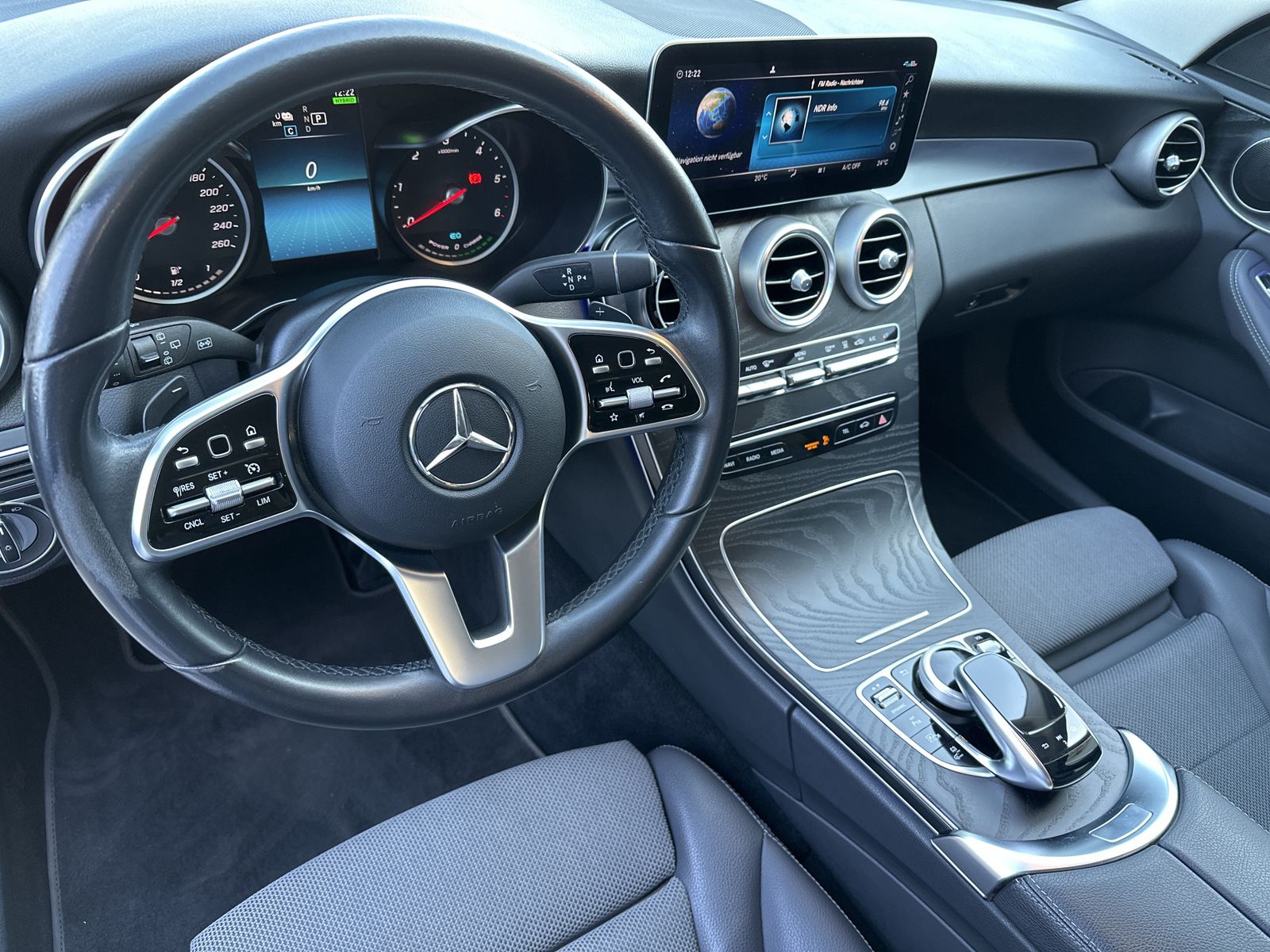 Fahrzeugabbildung Mercedes-Benz C 300de T Avantgarde NAV+LED+KAM+CARPLAY+18ZO+PP