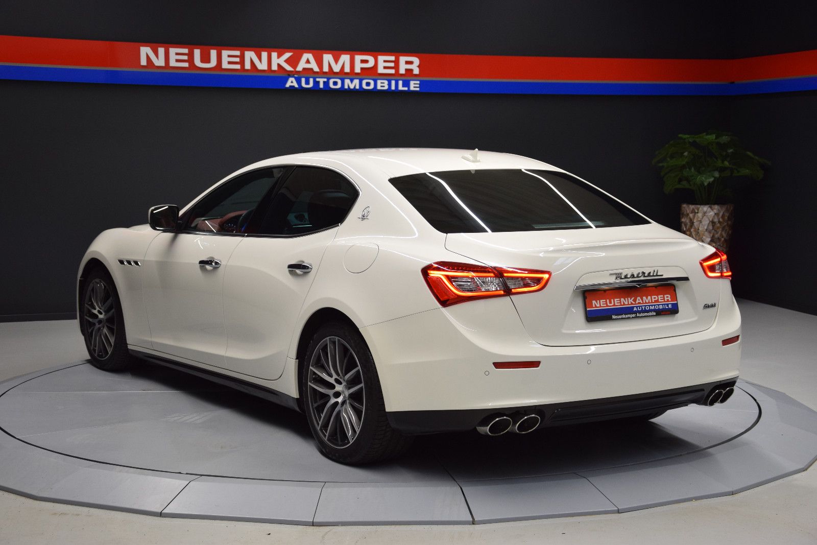 Fahrzeugabbildung Maserati Ghibli Diesel Schiebedach Memory B&W Sitzbelüft.