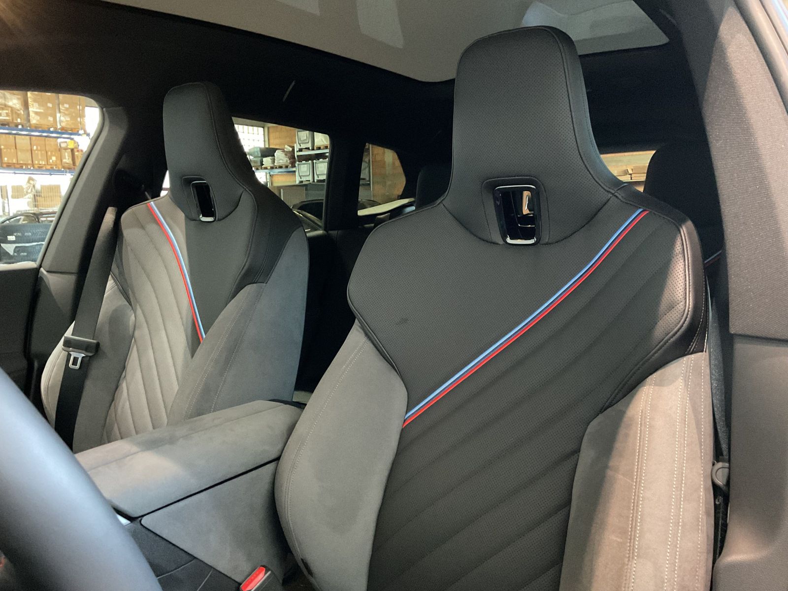 Fahrzeugabbildung BMW iX M70 |B&W |Panoramaglasdach| Sitzbelüftung vor